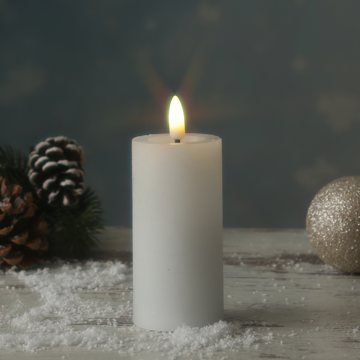 LED Kerze LINA - Rustik-Optik - Echtwachs - 3D Flamme - H: 12,5cm - D: 5cm - Batterie - Timer - weiß