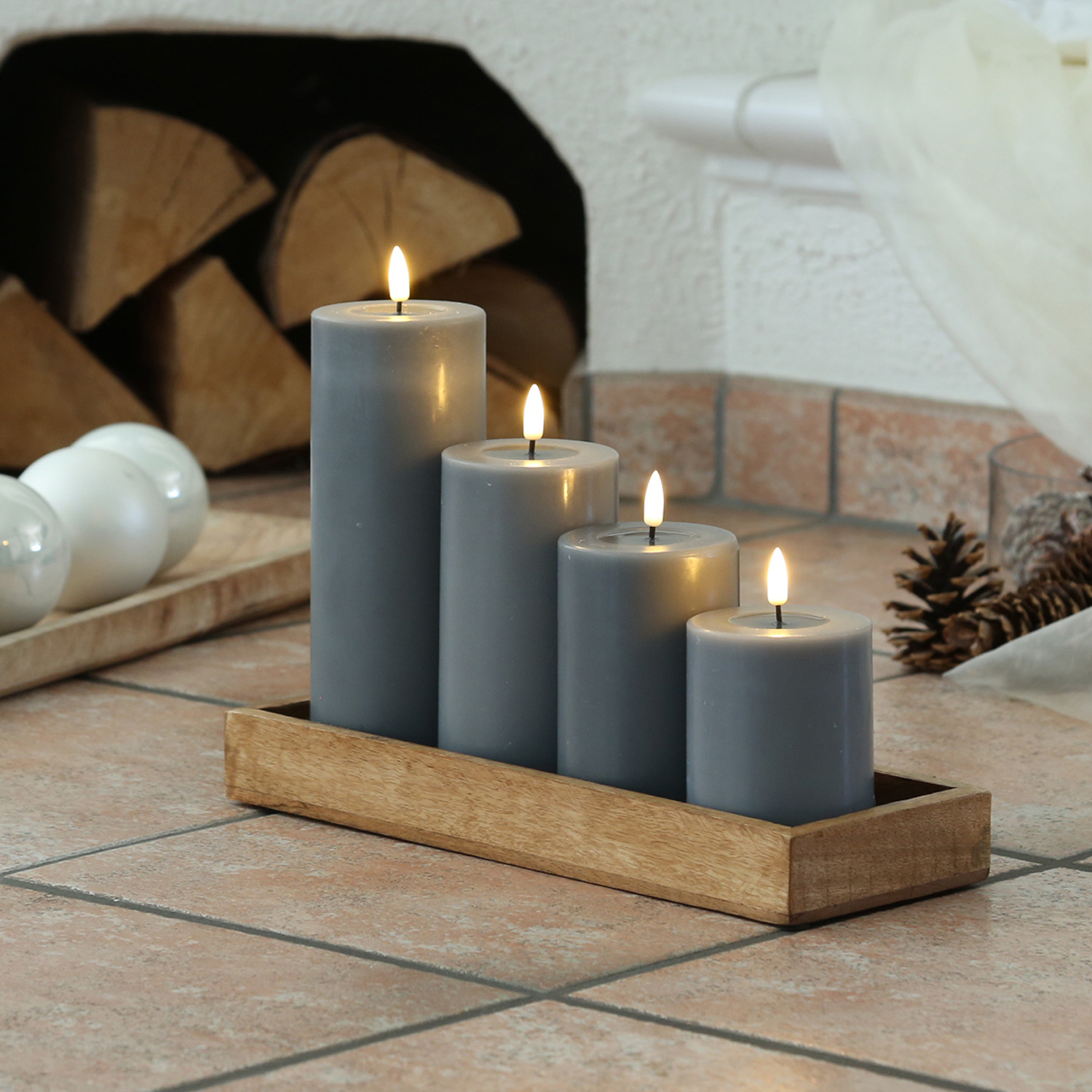 LED Kerzenset MIA - Echtwachs - 4 Größen - inkl. Batterien und Fernbedienung - grau - 4er Set LED Kerzenset MIA - Echtwachs - 4 Größen - inkl. Batterien und Fernbedienung - grau - 4er Set