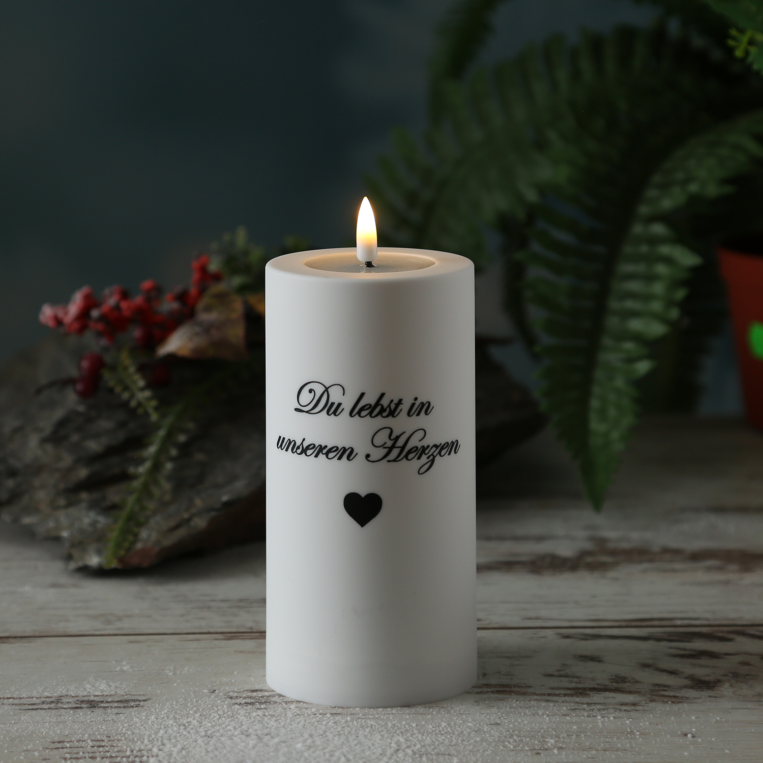 LED Grabkerze MIA - mit Schrift - Grablicht - 3D Flamme - H: 12,5cm - D: 7,5cm - weiß - für Außen LED Grabkerze MIA - mit Schrift - Grablicht - 3D Flamme - H: 12,5cm - D: 7,5cm - weiß - für Außen