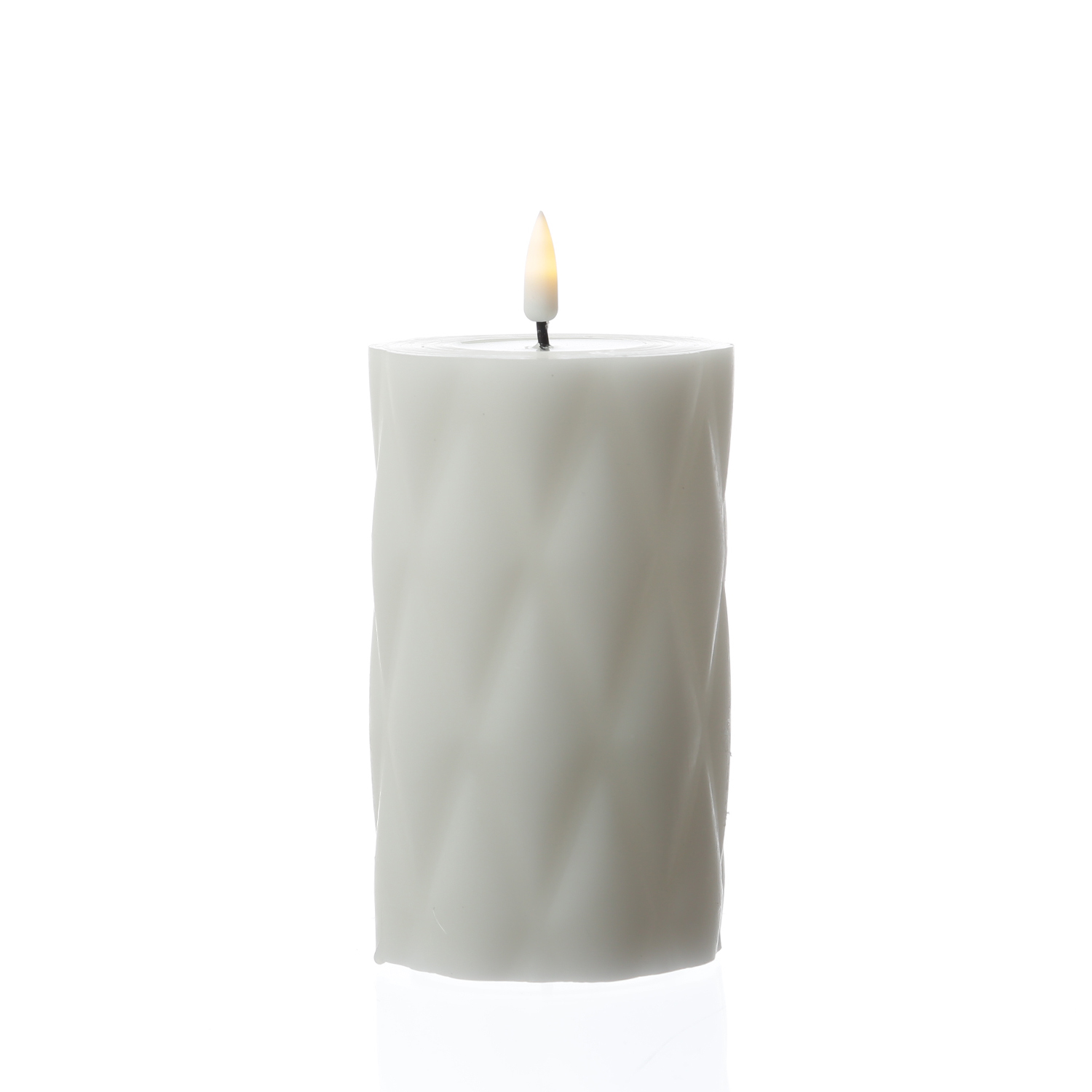 LED Stumpenkerze MIA - Rautenmuster - Echtwachs - 3D Flamme - H: 12,5cm - D: 7,5cm - weiß LED Stumpenkerze MIA - Rautenmuster - Echtwachs - 3D Flamme - H: 12,5cm - D: 7,5cm - weiß