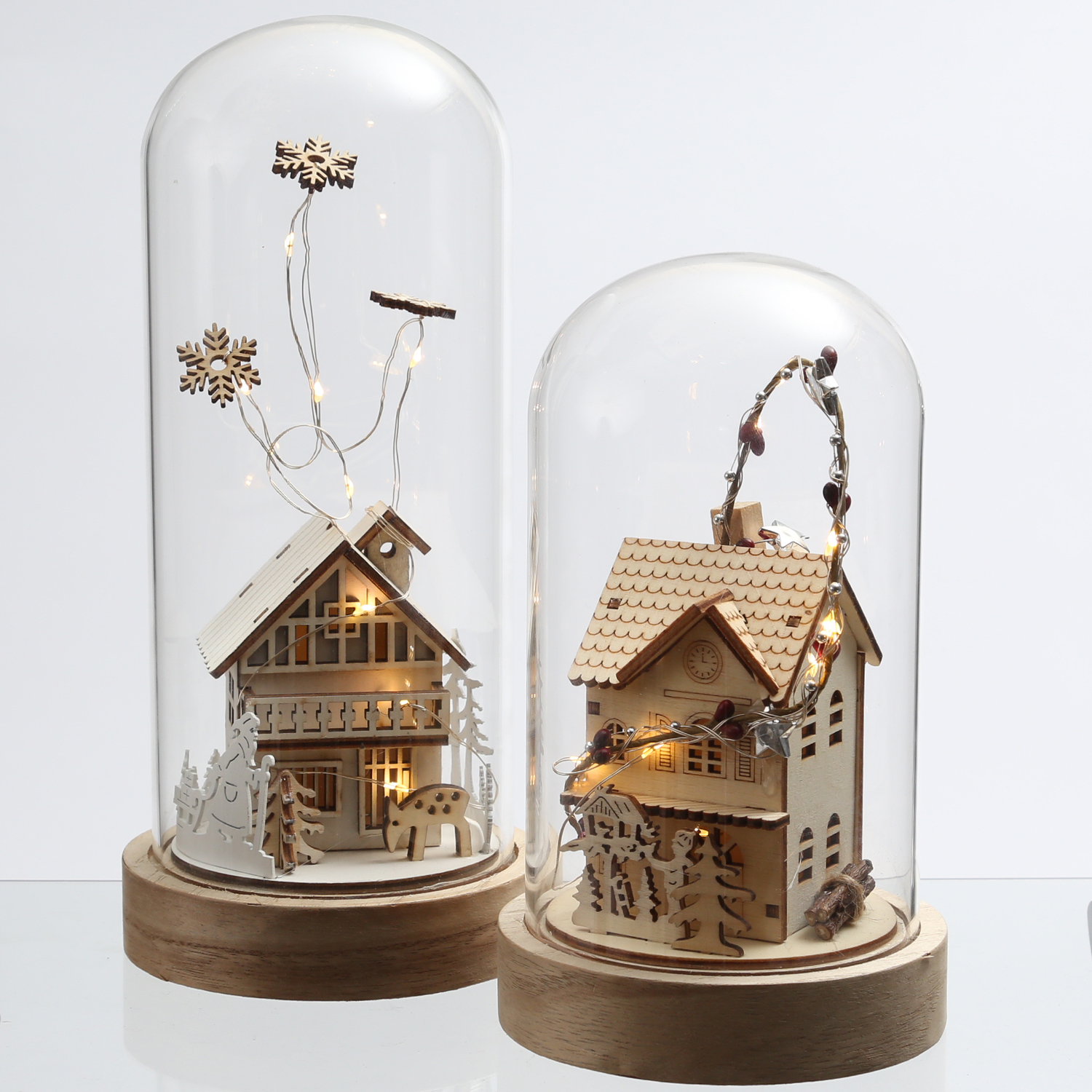 LED Deko Glaskuppel Holzhaus - 10 warmweiße LED - H: 20cm - Batterie - Innen - hellbraun