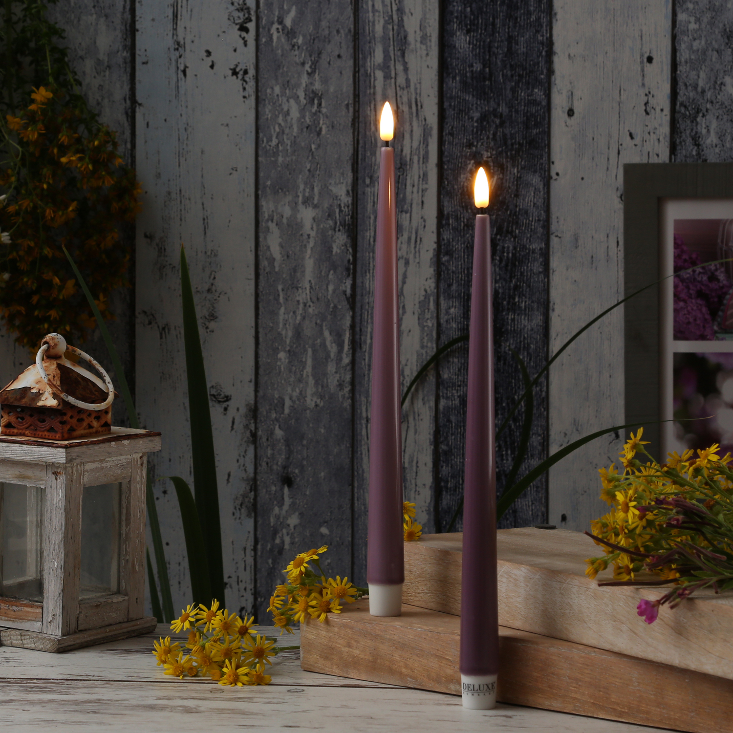 LED Stabkerzen ELLA - Echtwachs - realistische 3D Flamme - H: 28cm - flieder - 2 Stück LED Stabkerzen ELLA - Echtwachs - realistische 3D Flamme - H: 28cm - flieder - 2 Stück