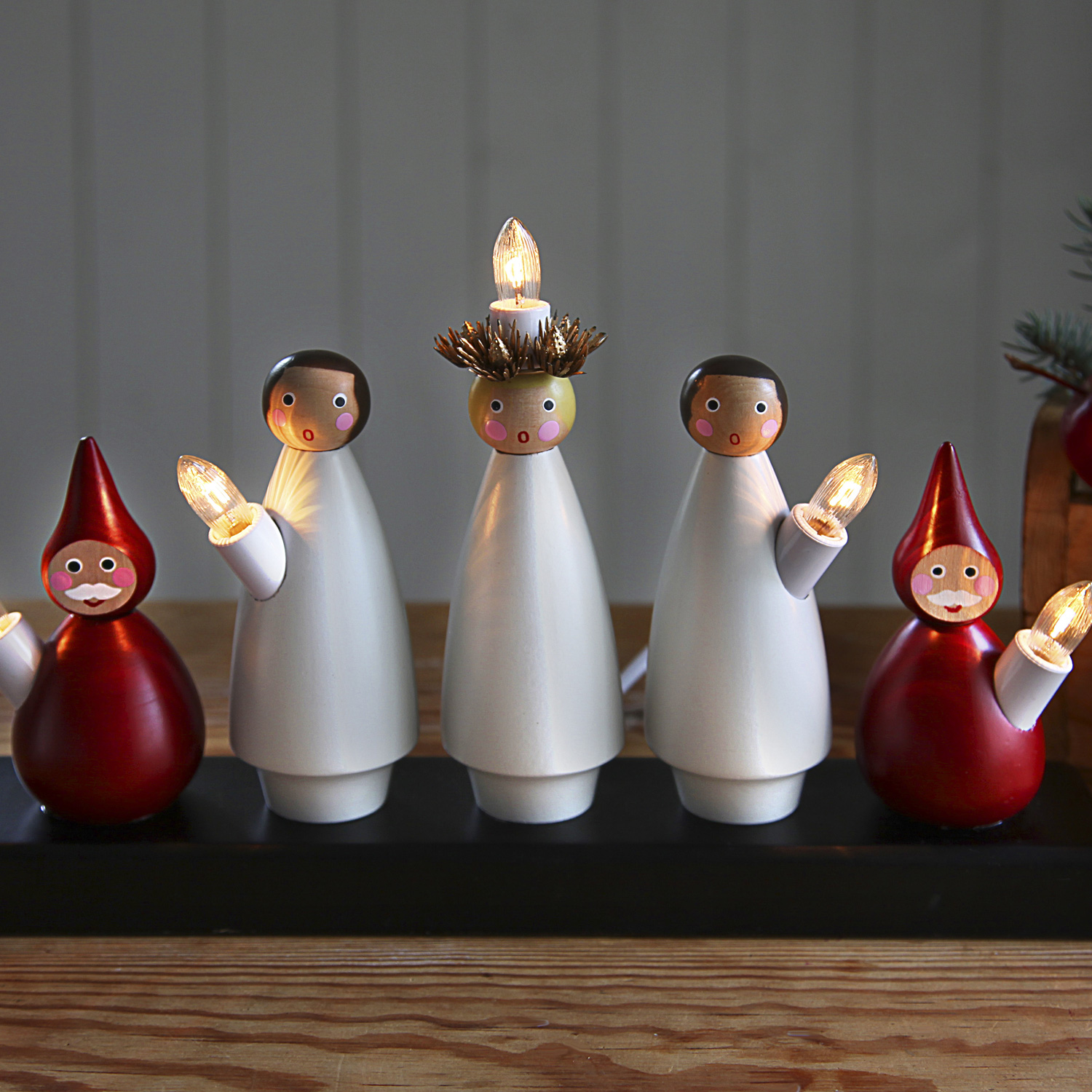 Fensterleuchter "Lucia Chor" - 5flammig - warmweiße Glühlampen - H: 22cm, L. 33cm - Weiß/Rot