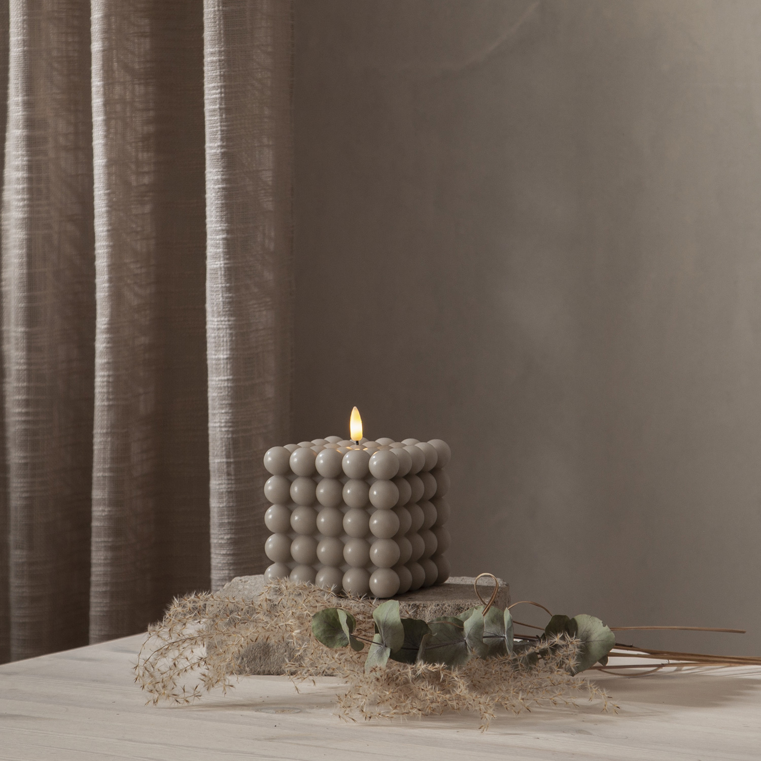 LED Kerze Bubble - Würfelkerze - Echtwachs - realistische 3D Flamme - H: 12,5cm - Timer - grau LED Kerze Bubble - Würfelkerze - Echtwachs - realistische 3D Flamme - H: 12,5cm - Timer - grau