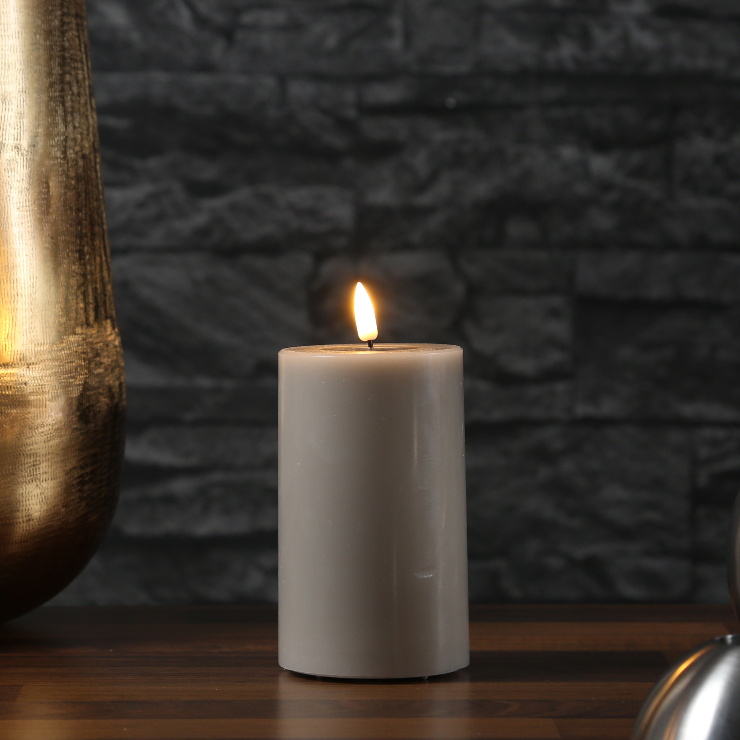 LED Stumpenkerze MIA - Echtwachs - realistische 3D Flamme - H: 12,5cm - D: 7,5cm - sand/taupe LED Stumpenkerze MIA - Echtwachs - realistische 3D Flamme - H: 12,5cm - D: 7,5cm - sand/taupe