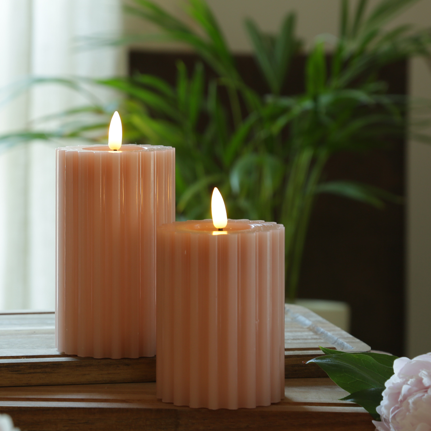 LED Kerze LIV - gerillt - Echtwachs - warmweiße 3D Flamme - H: 14,5cm - D: 7,5cm - Timer - altrosa LED Kerze LIV - gerillt - Echtwachs - warmweiße 3D Flamme - H: 14,5cm - D: 7,5cm - Timer - altrosa