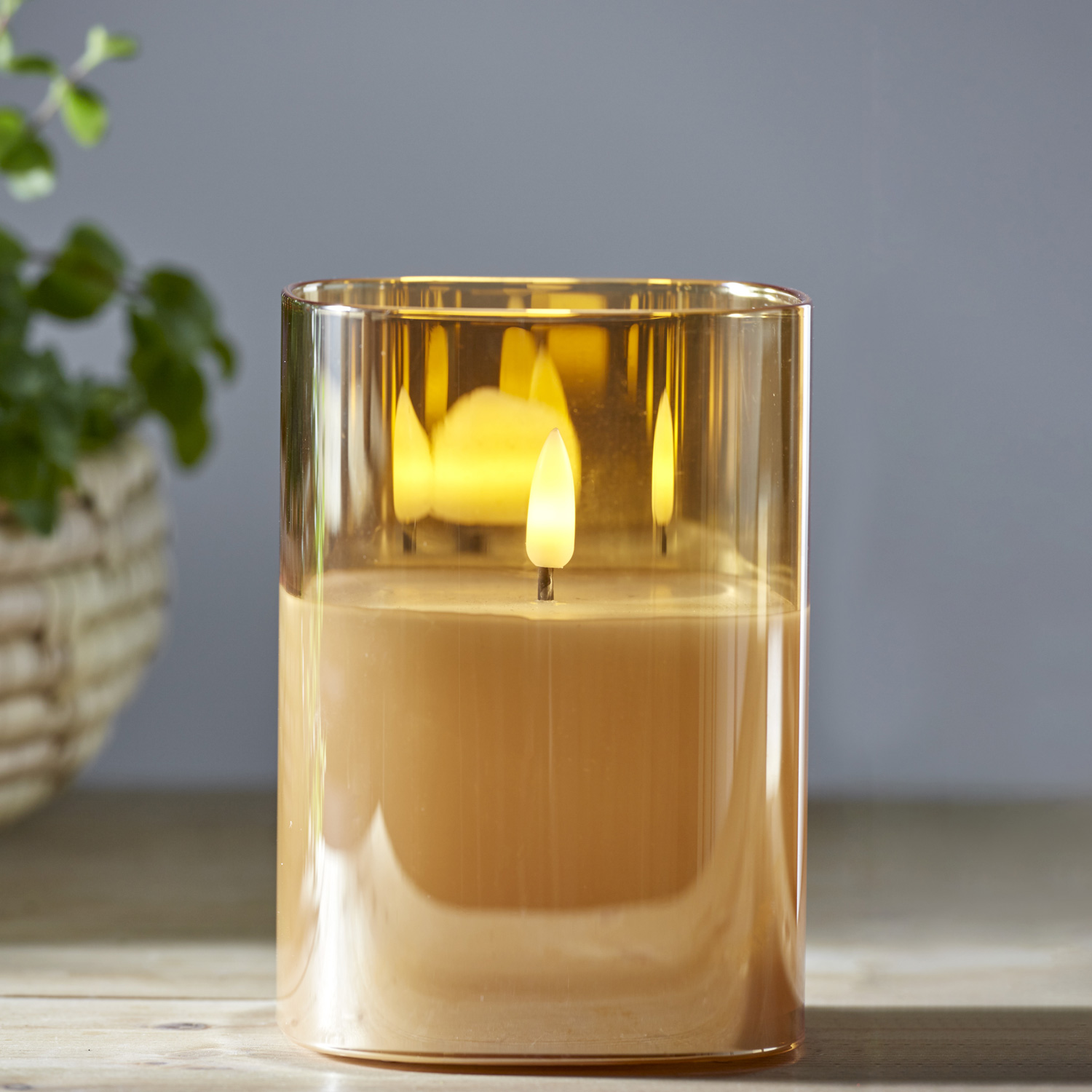 LED Kerze im Glas - Windlicht - Echtwachs - flackernde gelbe Flamme - Timer - H: 12,5cm - goldbraun LED Kerze im Glas - Windlicht - Echtwachs - flackernde gelbe Flamme - Timer - H: 12,5cm - goldbraun