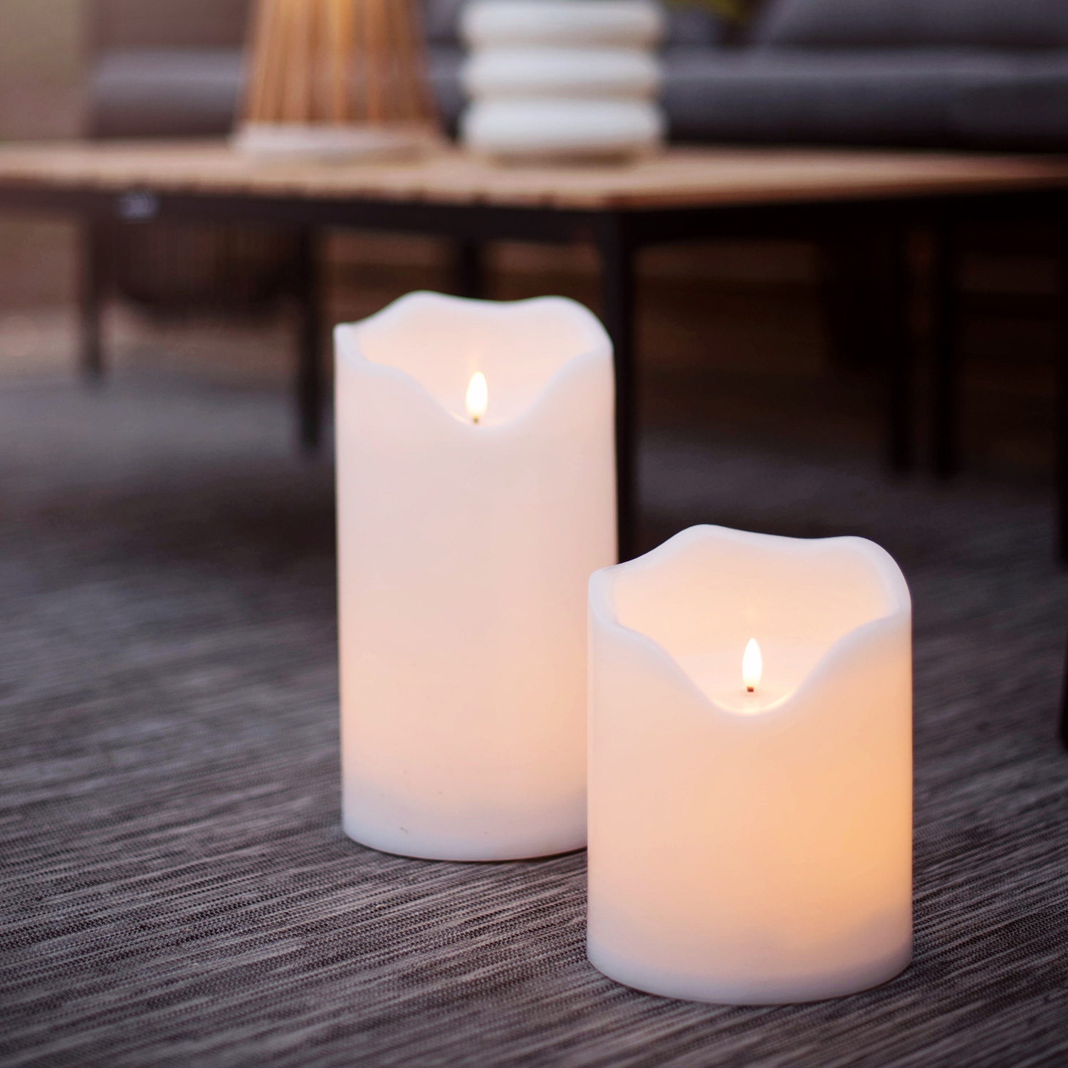 LED Stumpenkerze Flamme - Kunststoff - warmweiße 3D Flamme - H: 20cm - Timer - für Außen - weiß LED Stumpenkerze Flamme - Kunststoff - warmweiße 3D Flamme - H: 20cm - Timer - für Außen - weiß