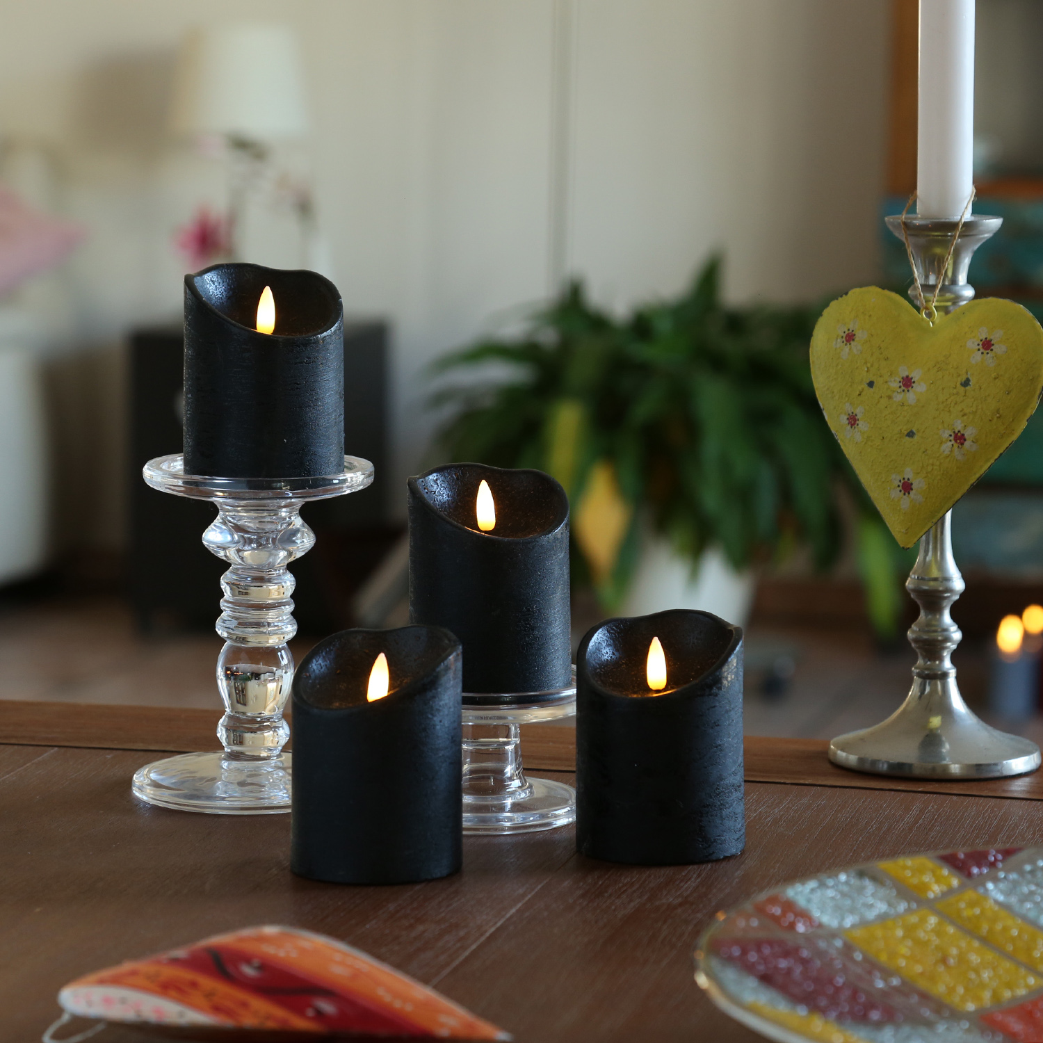 LED Stumpenkerzen RUSTIC - Echtwachs - warmweiße 3D Flamme - H:10cm - Timer - schwarz - 4er Set LED Stumpenkerzen RUSTIC - Echtwachs - warmweiße 3D Flamme - H:10cm - Timer - schwarz - 4er Set