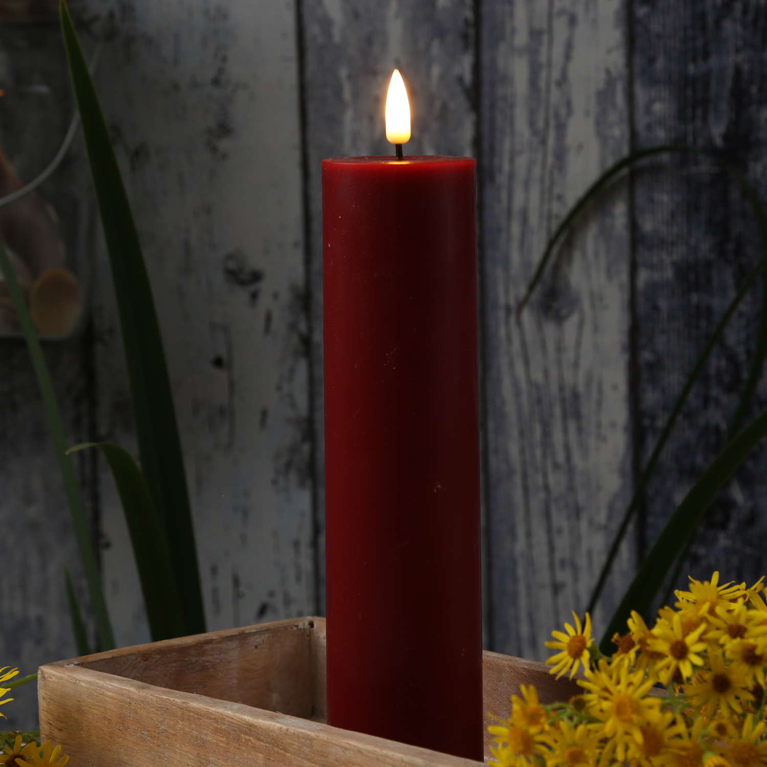LED Stumpenkerze MIA - Echtwachs - realistische 3D Flamme - H: 20cm - D: 5cm - bordeauxrot LED Stumpenkerze MIA - Echtwachs - realistische 3D Flamme - H: 20cm - D: 5cm - bordeauxrot