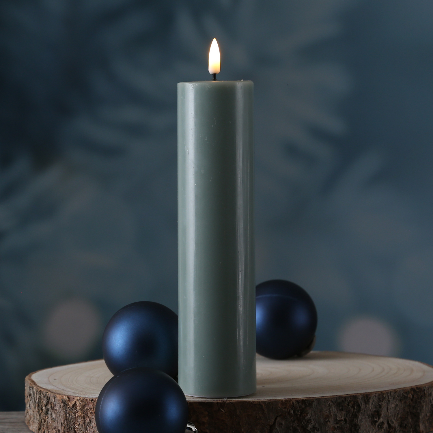 LED Stumpenkerze MIA - Echtwachs - realistische 3D Flamme - H: 20cm - D: 5cm - salbeigrün LED Stumpenkerze MIA - Echtwachs - realistische 3D Flamme - H: 20cm - D: 5cm - salbeigrün