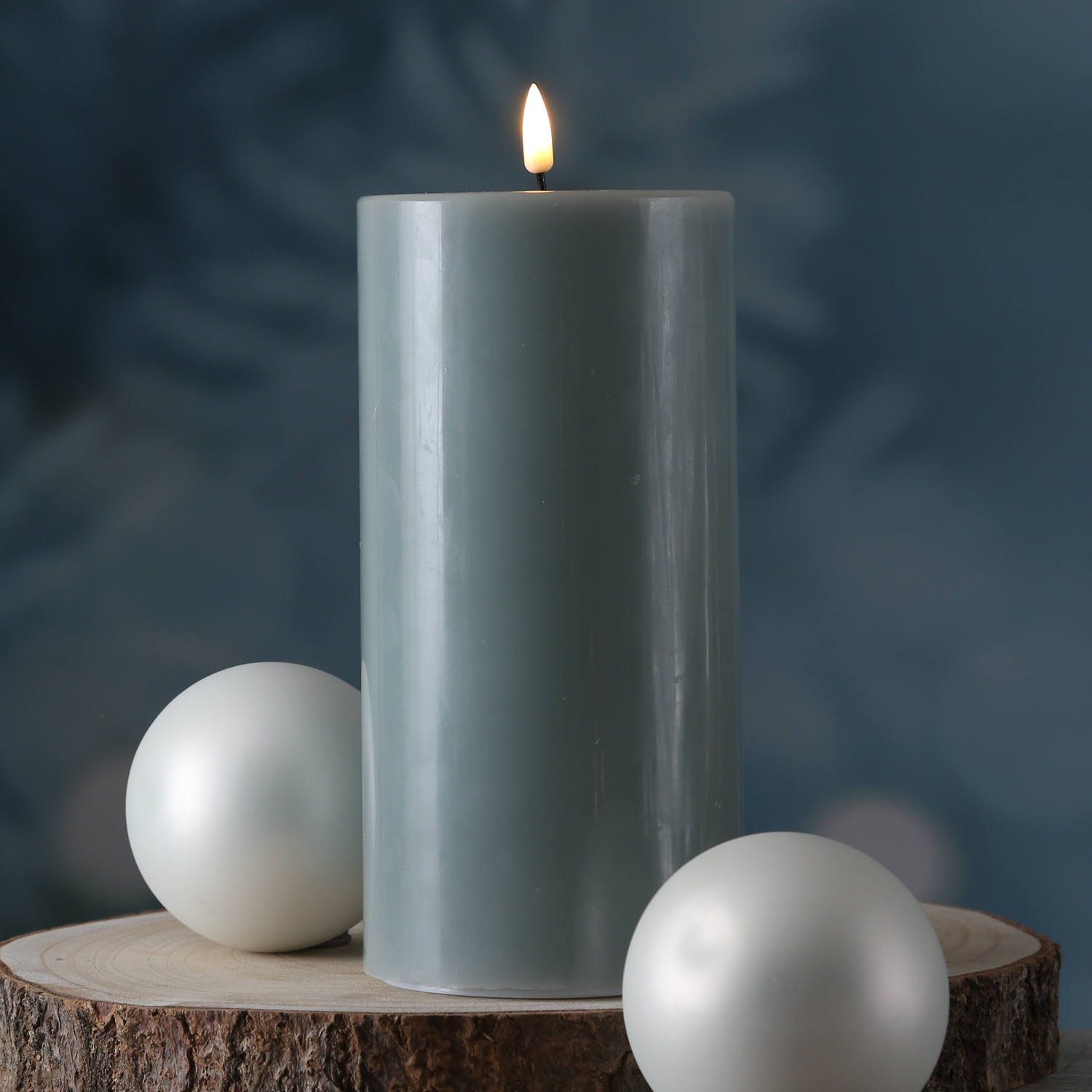 LED Stumpenkerze MIA - Echtwachs - realistische 3D Flamme - H: 20cm - D: 10cm - salbeigrün LED Stumpenkerze MIA - Echtwachs - realistische 3D Flamme - H: 20cm - D: 10cm - salbeigrün