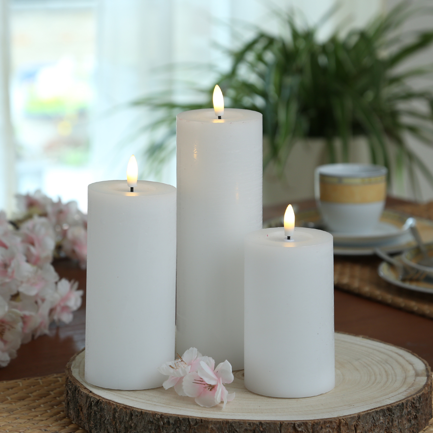 LED Kerze LINA - Rustik-Optik - Echtwachs - 3D Flamme - H: 15cm - D: 7cm - Batterie - Timer - weiß