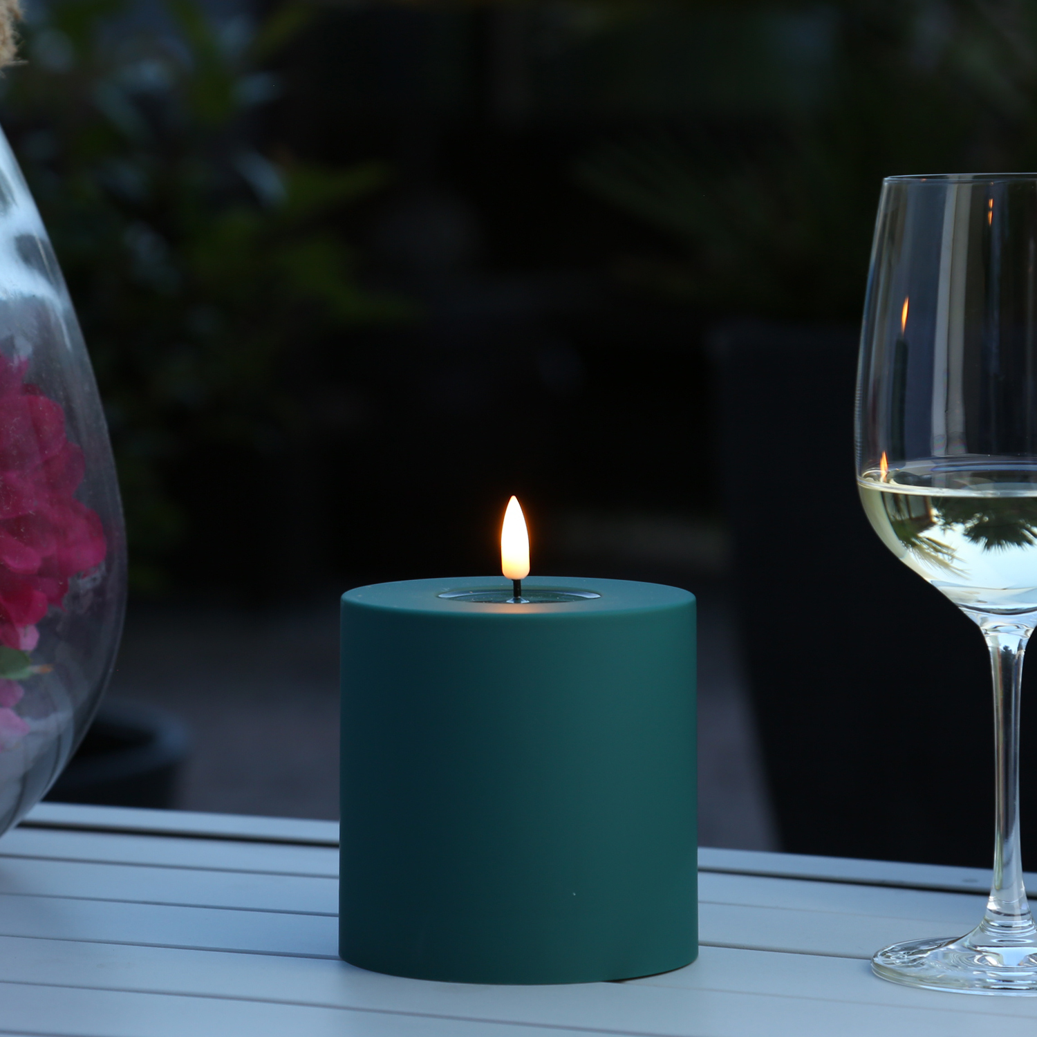 LED Stumpenkerze MIA - Kunststoff - realistische 3D Flamme - H: 10cm - f. Außen - dunkelgrün