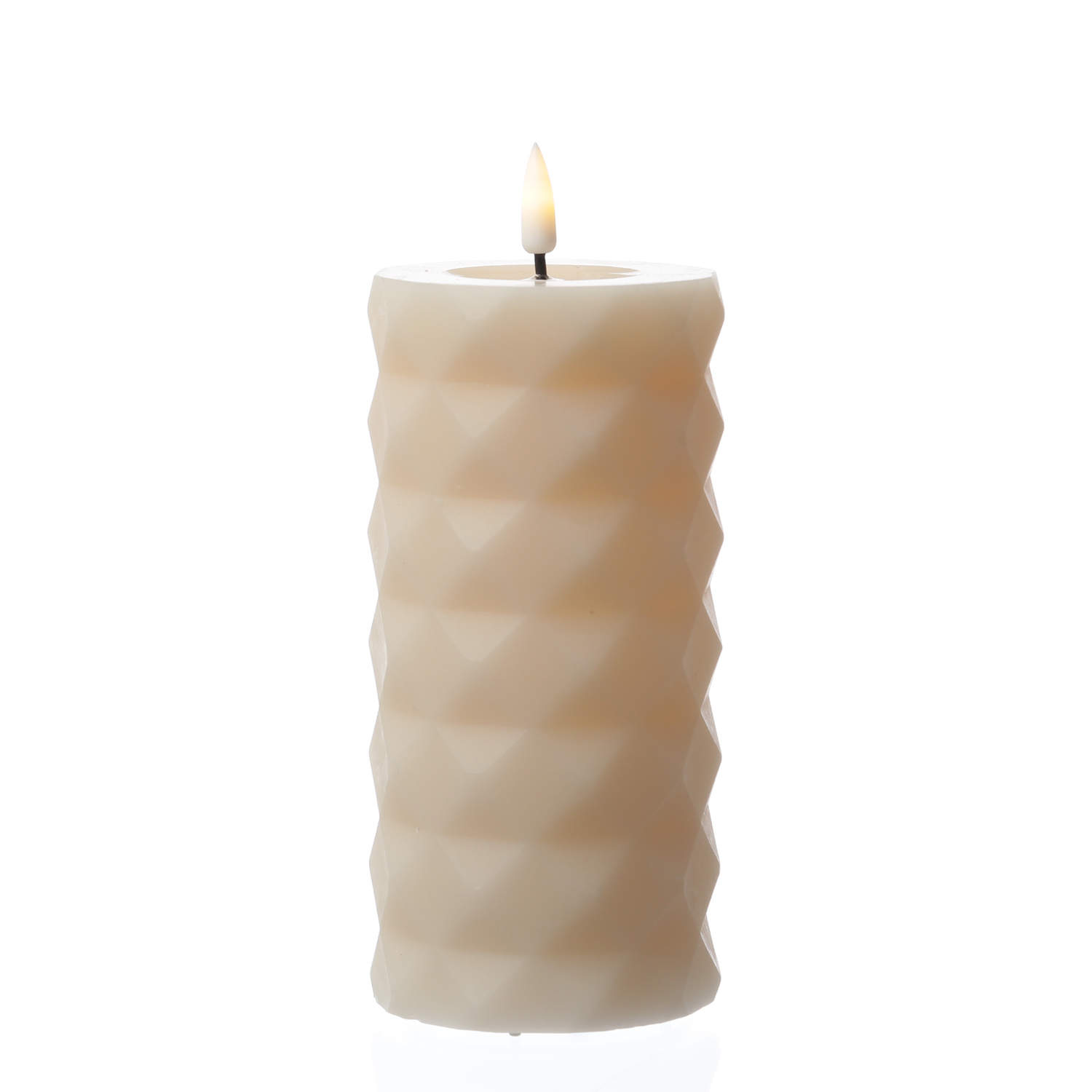 LED Stumpenkerze MIA - Rautenmuster - Echtwachs - 3D Flamme - H: 15cm - D: 7,5cm - creme LED Stumpenkerze MIA - Rautenmuster - Echtwachs - 3D Flamme - H: 15cm - D: 7,5cm - creme