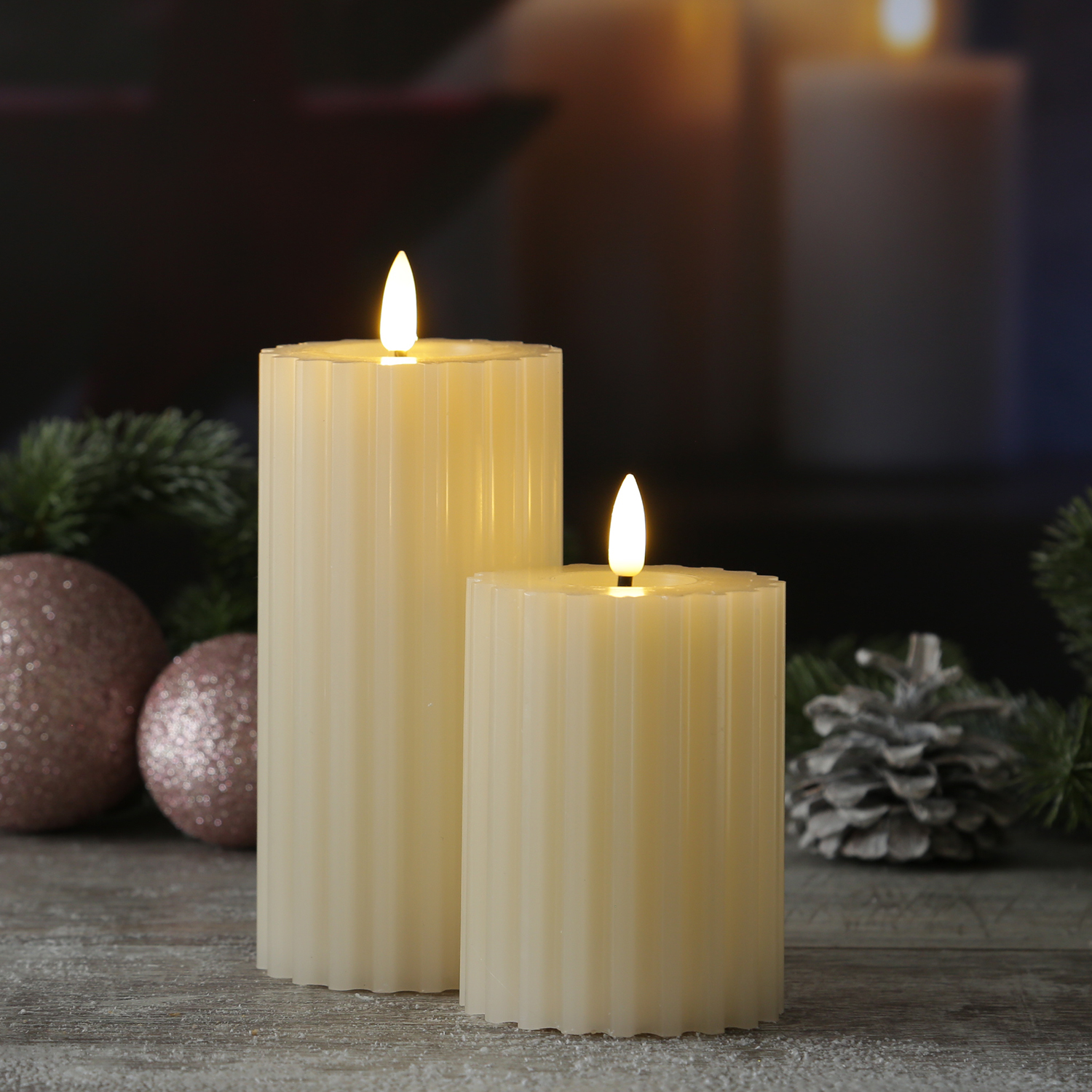 LED Kerze LIV - gerillt - Echtwachs - warmweiße 3D Flamme - H: 12cm - D: 7,5cm - Timer - creme LED Kerze LIV - gerillt - Echtwachs - warmweiße 3D Flamme - H: 12cm - D: 7,5cm - Timer - creme