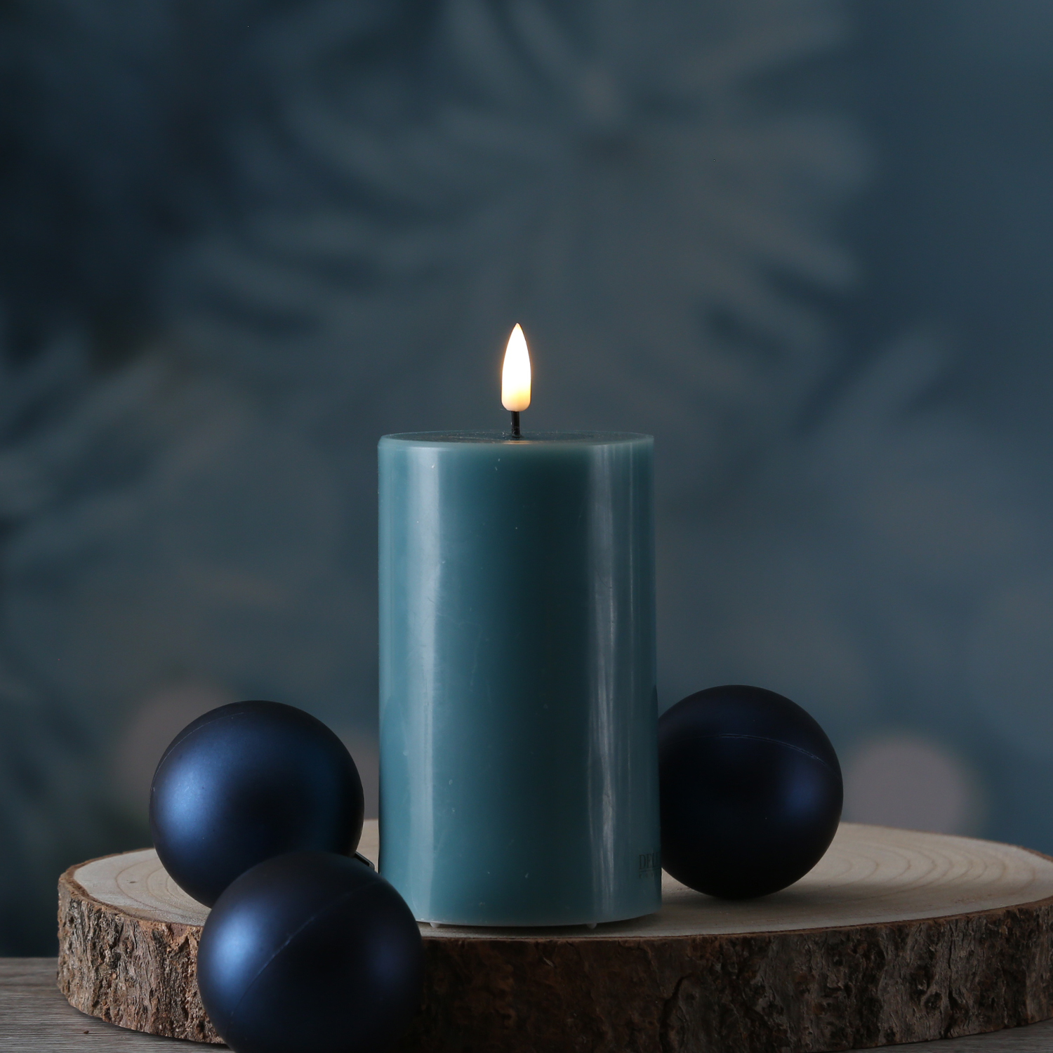 LED Stumpenkerze MIA - Echtwachs - realistische 3D Flamme - H: 12,5cm - D: 7,5cm - jadegrün LED Stumpenkerze MIA - Echtwachs - realistische 3D Flamme - H: 12,5cm - D: 7,5cm - jadegrün