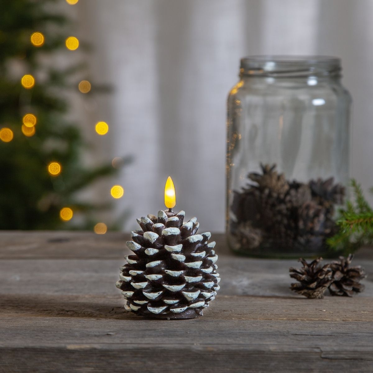 LED Kerze Tannenbaum - Echtwachs - warmweiße 3D Flamme - H: 16cm - Timer