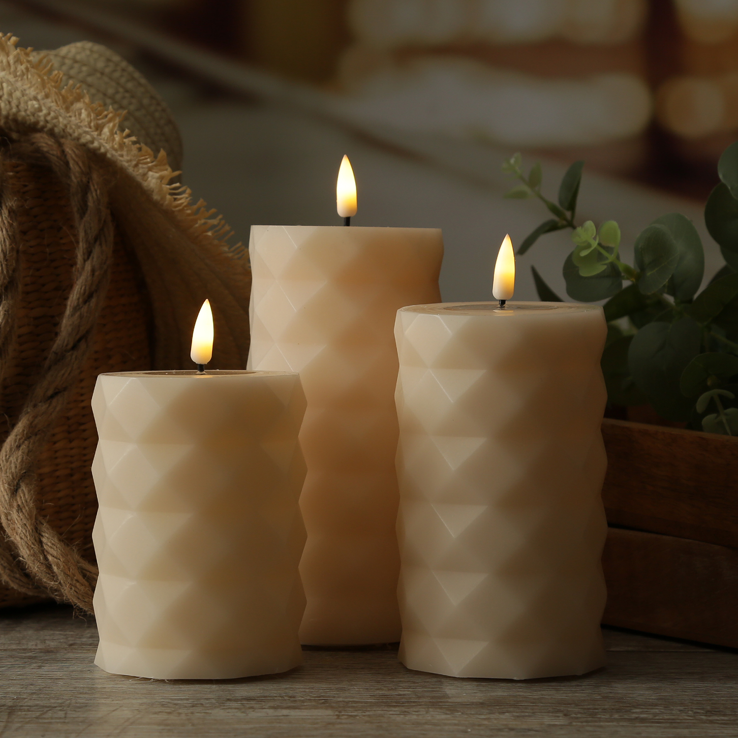 LED Stumpenkerze MIA - Rautenmuster - Echtwachs - 3D Flamme - H: 10cm - D: 7,5cm - creme LED Stumpenkerze MIA - Rautenmuster - Echtwachs - 3D Flamme - H: 10cm - D: 7,5cm - creme