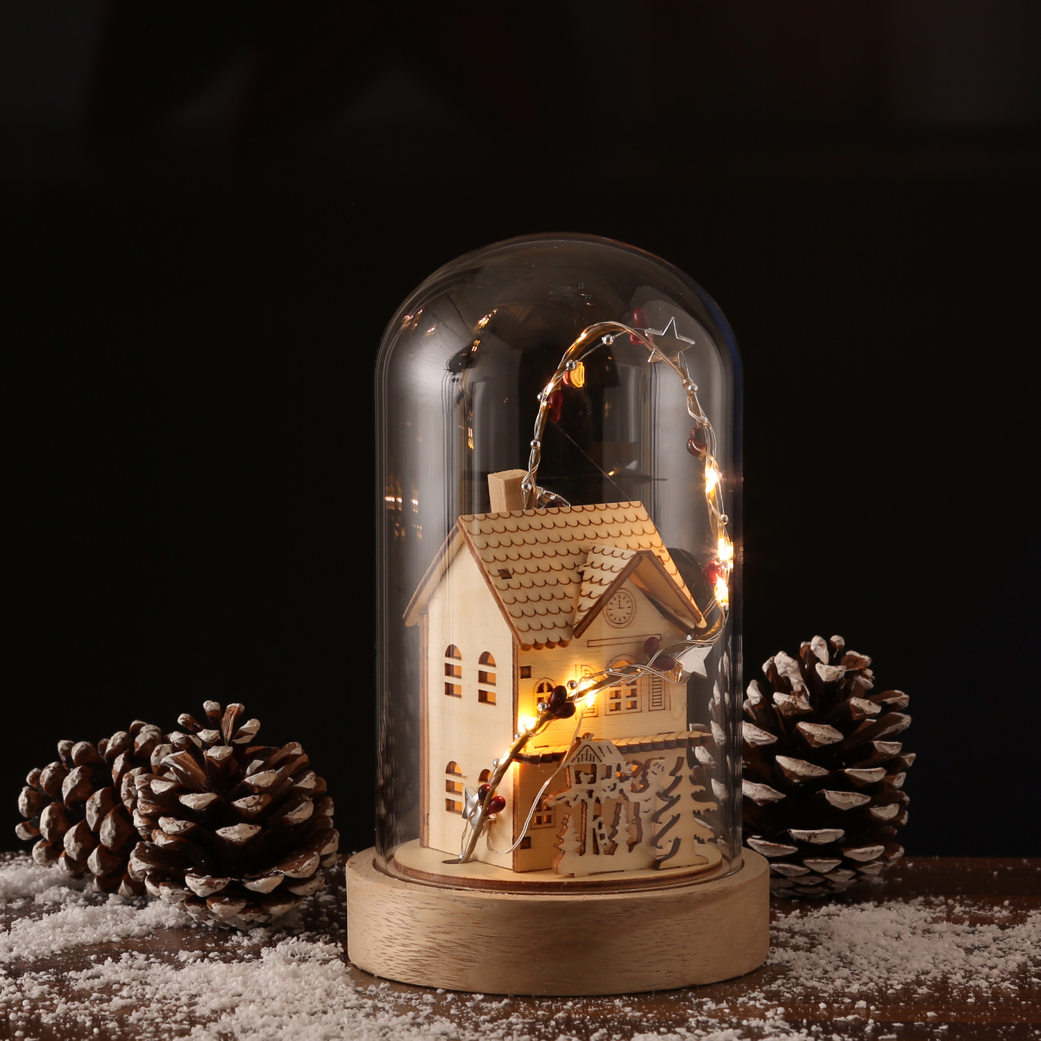 LED Deko Glaskuppel Holzhaus - 10 warmweiße LED - H: 20cm - Batterie - Innen - hellbraun