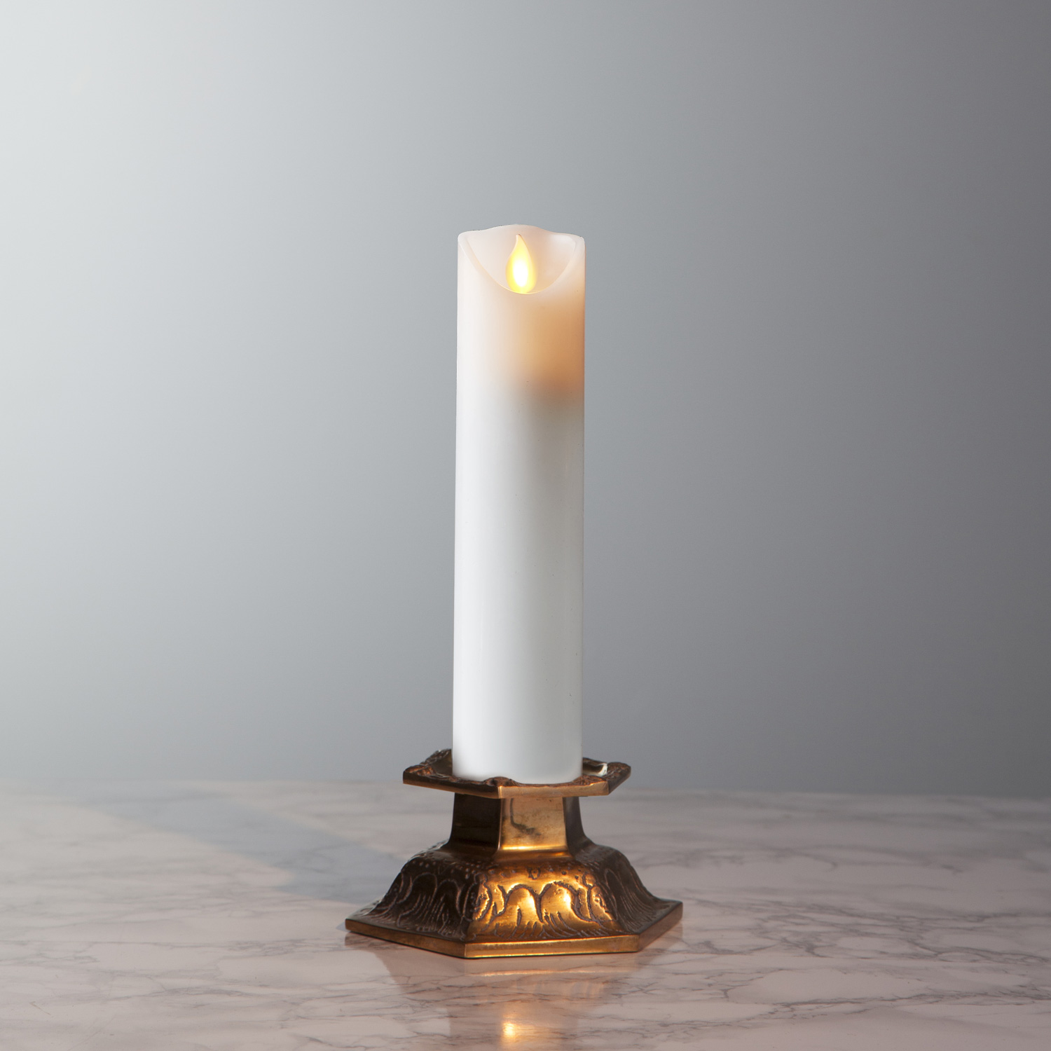 LED Stumpenkerze - Taufkerze - Echtwachs - mechanische Flamme - H: 20cm, D: 5cm - Timer - weiß LED Stumpenkerze - Taufkerze - Echtwachs - mechanische Flamme - H: 20cm, D: 5cm - Timer - weiß