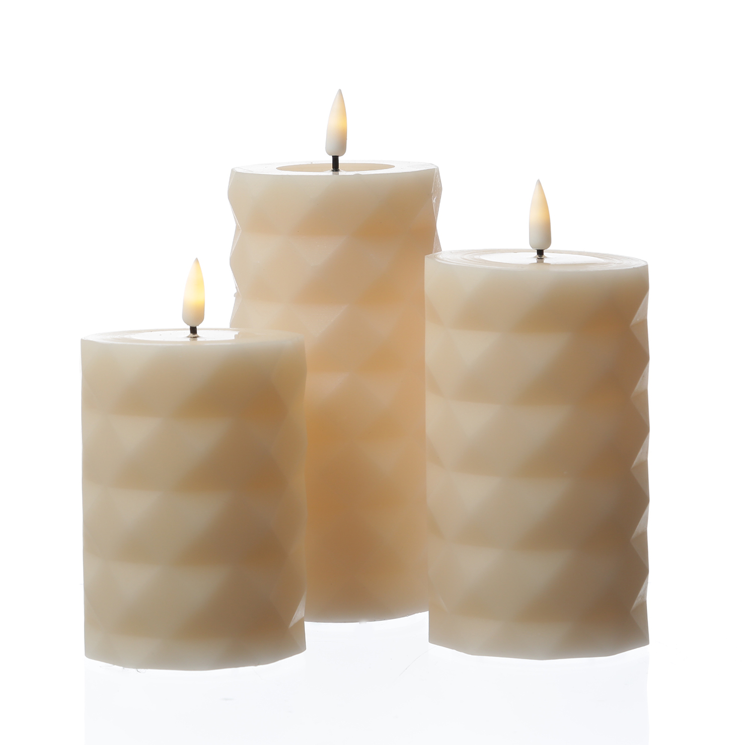 LED Stumpenkerze MIA - Rautenmuster - Echtwachs - 3D Flamme - H: 15cm - D: 7,5cm - creme LED Stumpenkerze MIA - Rautenmuster - Echtwachs - 3D Flamme - H: 15cm - D: 7,5cm - creme