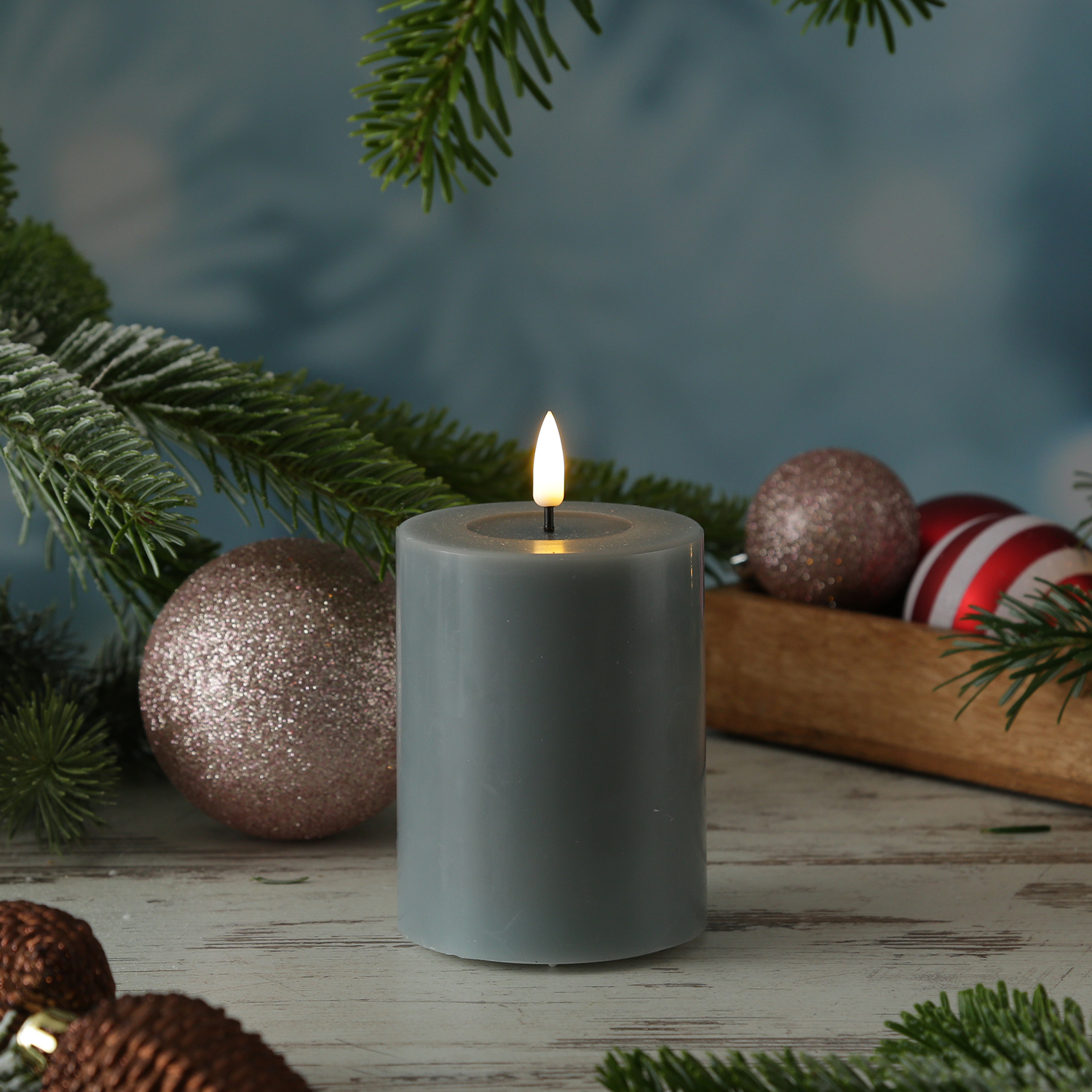 LED Stumpenkerze MIA - Echtwachs - realistische 3D Flamme - H: 10cm - Batteriebetrieb - grau LED Stumpenkerze MIA - Echtwachs - realistische 3D Flamme - H: 10cm - Batteriebetrieb - grau