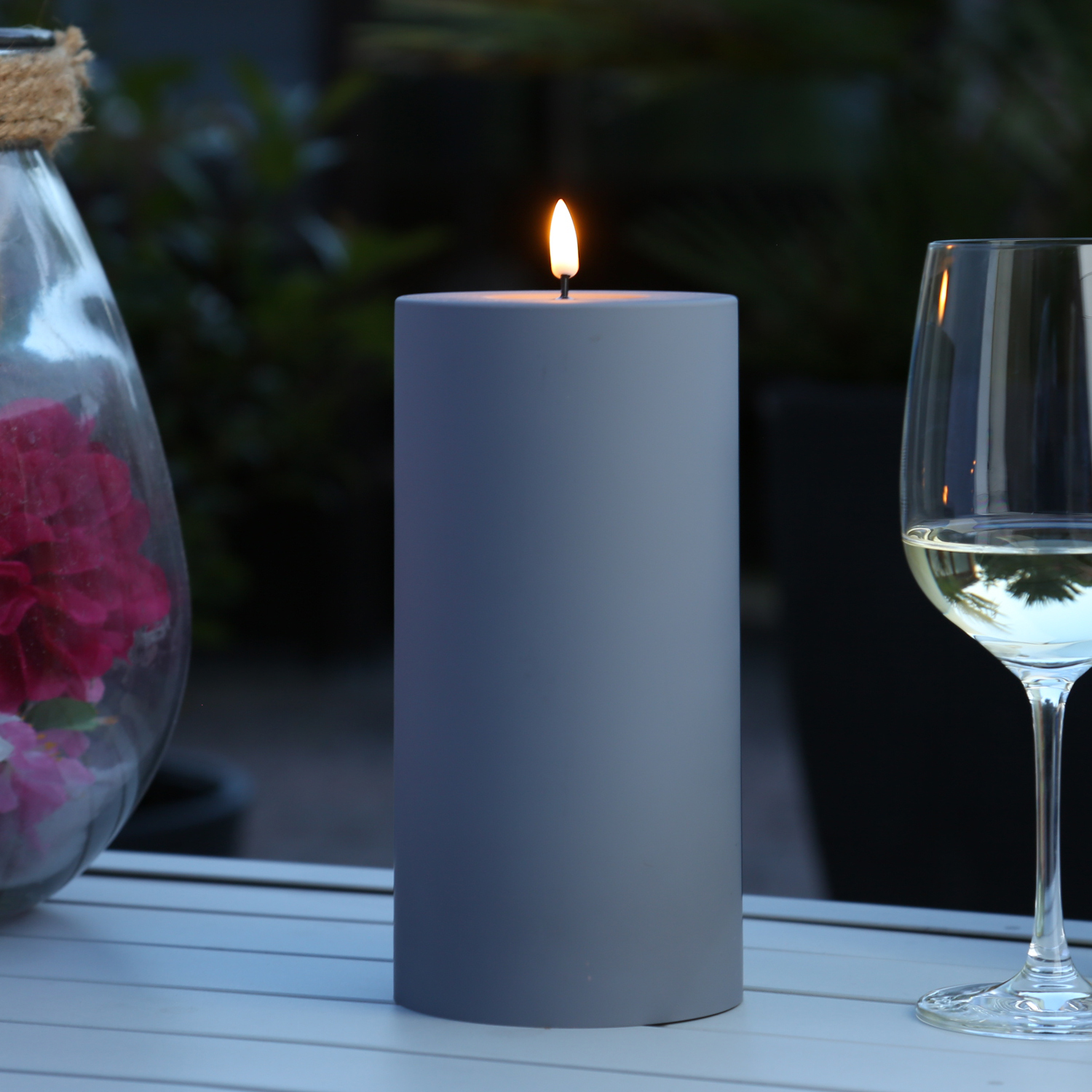 LED Stumpenkerze MIA - Kunststoff - realistische 3D Flamme - H: 20cm - D: 10cm - für Außen