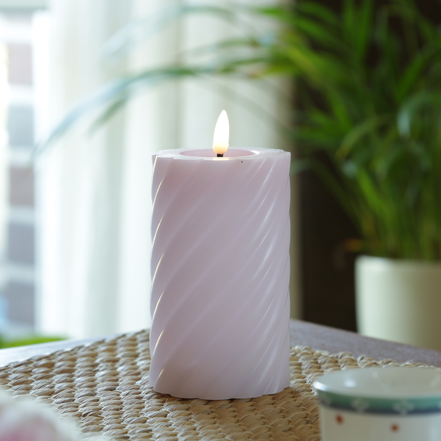 LED Stumpenkerze TWIST - Echtwachs - warmweiße 3D Flamme - H: 15cm - Batterie - Timer - flieder LED Stumpenkerze TWIST - Echtwachs - warmweiße 3D Flamme - H: 15cm - Batterie - Timer - flieder