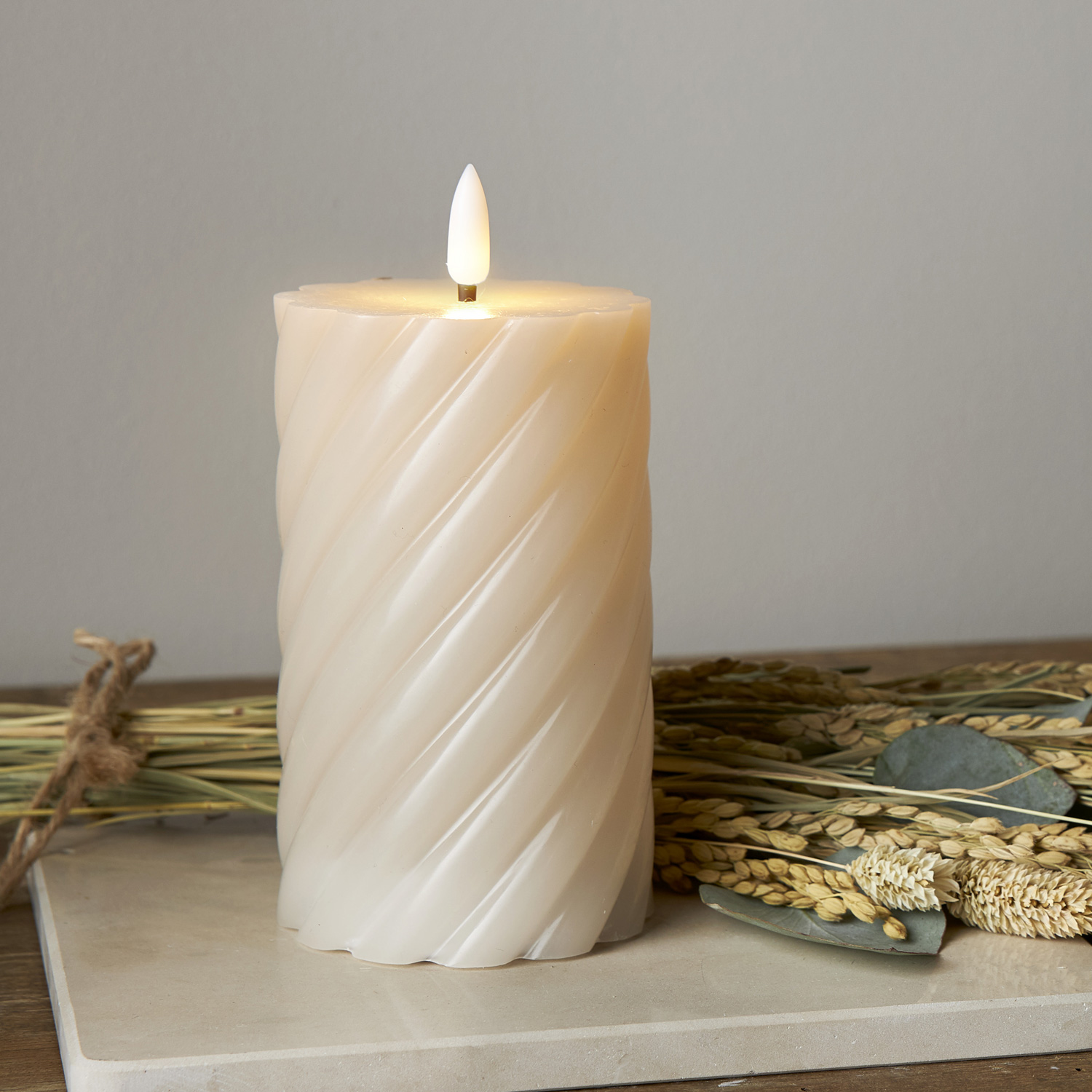 LED Stumpenkerze SWIRL - Echtwachs - warmweiße 3D Flamme - 15cm - Batterie - Timer - beige LED Stumpenkerze SWIRL - Echtwachs - warmweiße 3D Flamme - 15cm - Batterie - Timer - beige