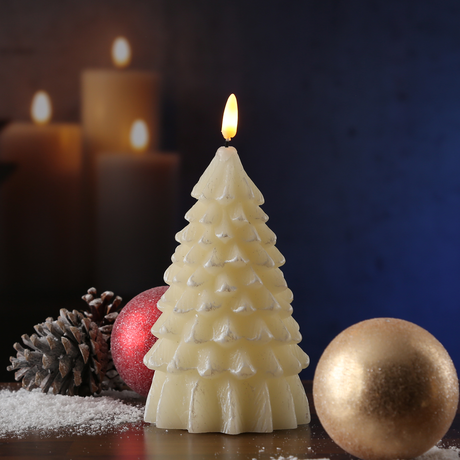 LED Kerze Tannenbaum - Echtwachs - flackernde 3D Flamme - H: 16cm - D: 9cm