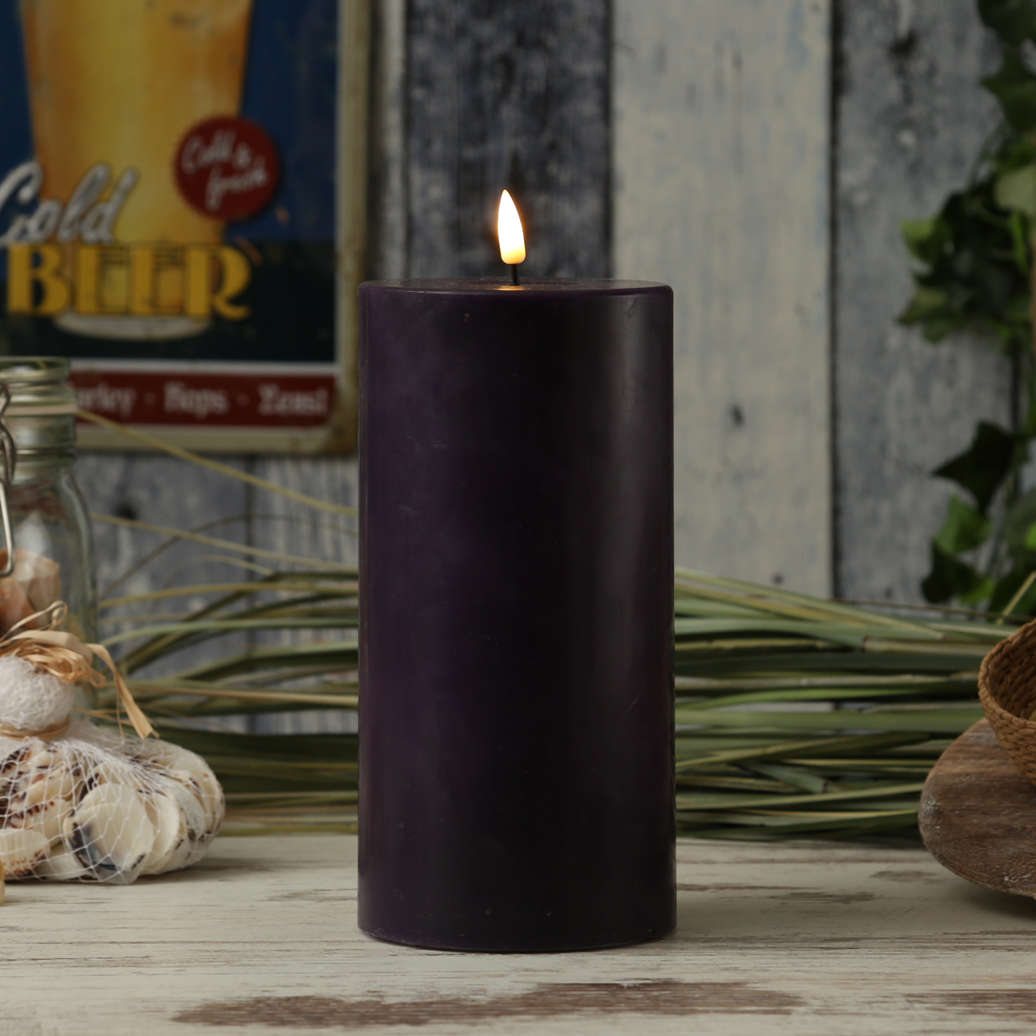 LED Stumpenkerze MIA - Echtwachs - realistische 3D Flamme - H: 20cm - D: 10cm - dunkellila LED Stumpenkerze MIA - Echtwachs - realistische 3D Flamme - H: 20cm - D: 10cm - dunkellila