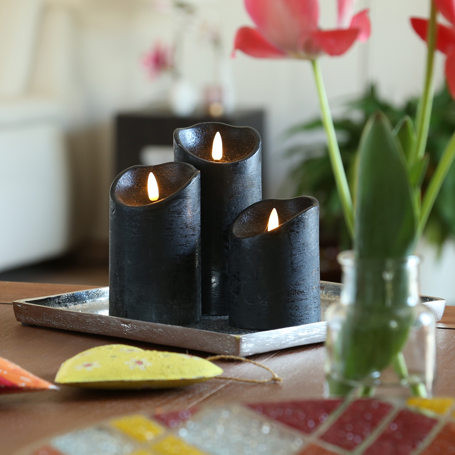 LED Stumpenkerzen RUSTIC - Echtwachs - warmweiße 3D Flamme - Batterie - Timer - schwarz - 3er Set LED Stumpenkerzen RUSTIC - Echtwachs - warmweiße 3D Flamme - Batterie - Timer - schwarz - 3er Set