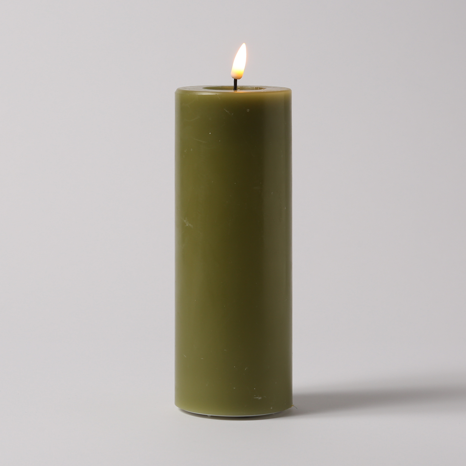 LED Stumpenkerze MIA - Echtwachs - realistische 3D Flamme - H: 20cm - Batteriebetrieb - olivgrün