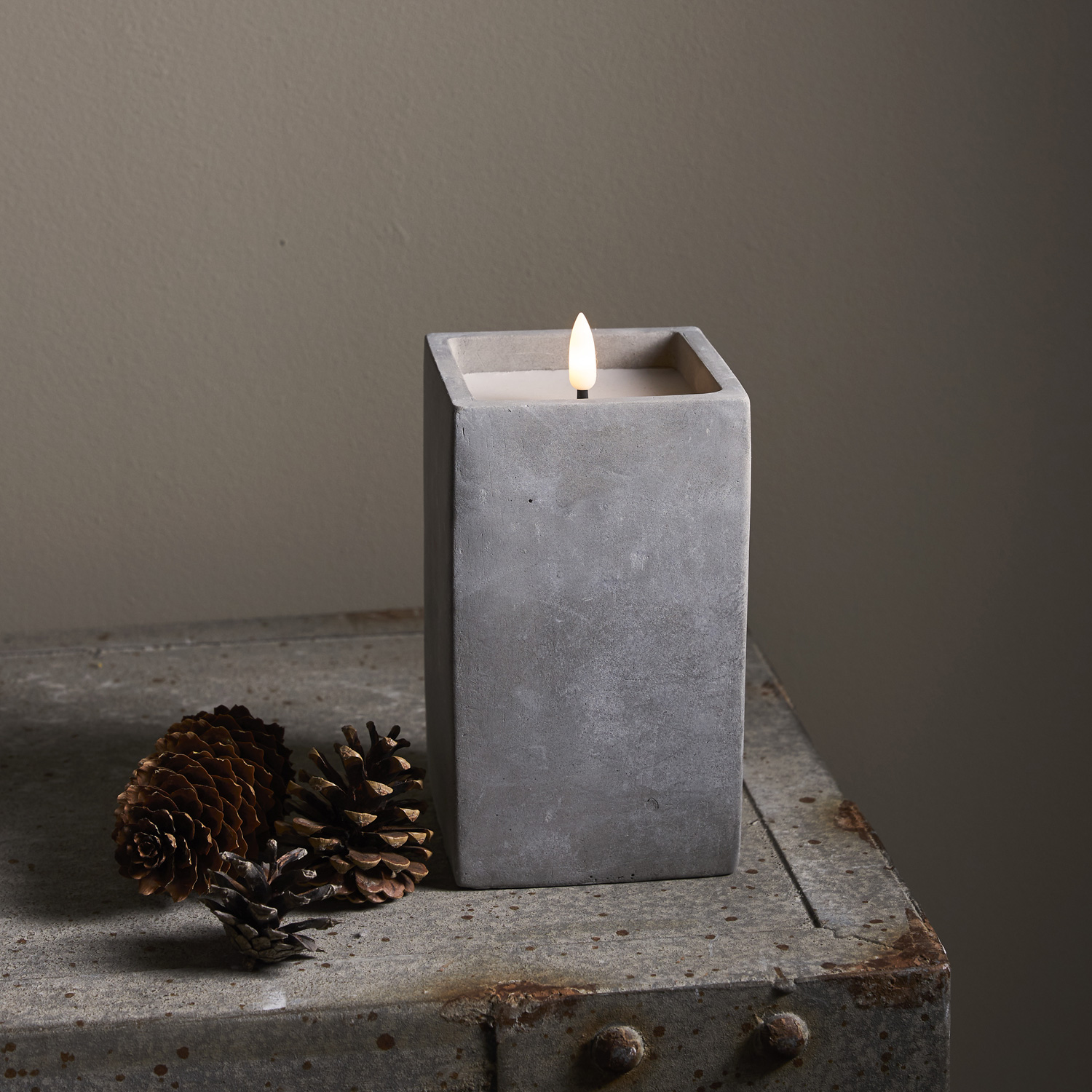LED Kerze Flamme in Betontoptik - Zement/Echtwachs - flackernde 3D Flamme - Timer - H: 16,5cm - grau LED Kerze Flamme in Betontoptik - Zement/Echtwachs - flackernde 3D Flamme - Timer - H: 16,5cm - grau
