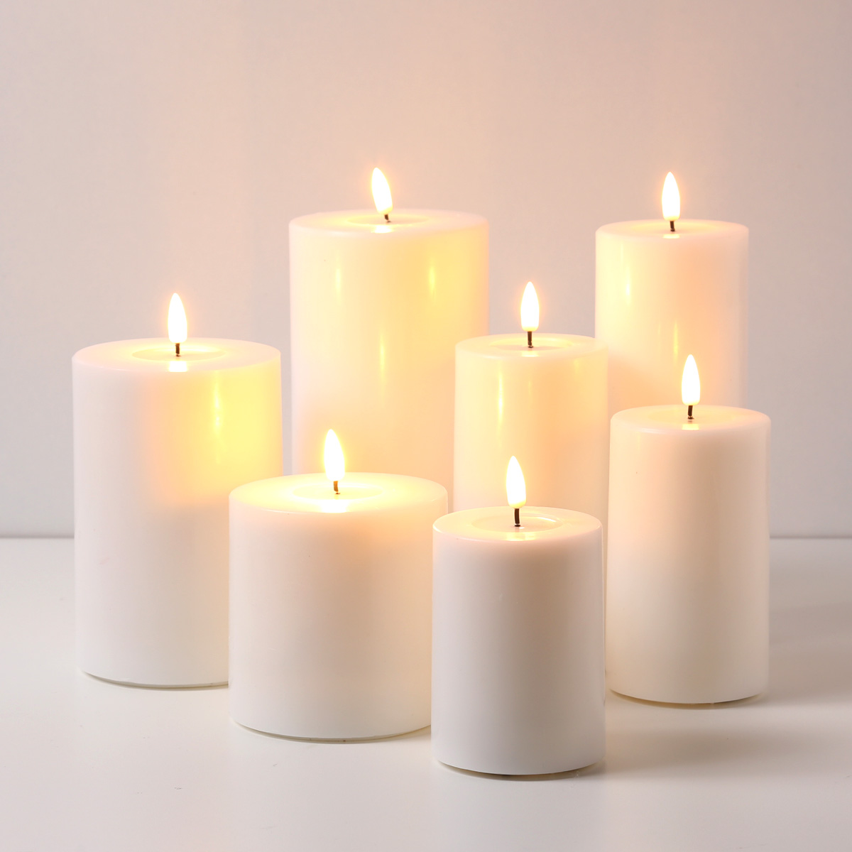 LED Stumpenkerze MIA - Echtwachs - realistische 3D Flamme - H: 20cm - Batteriebetrieb - weiß LED Stumpenkerze MIA - Echtwachs - realistische 3D Flamme - H: 20cm - Batteriebetrieb - weiß