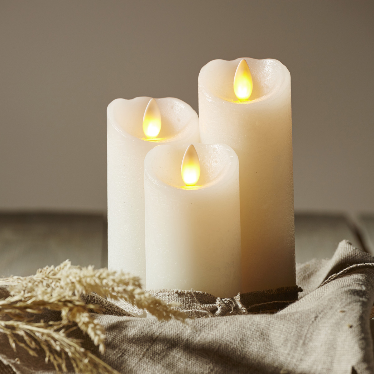 LED Kerze "Glow" - Echtwachs - gelbe flackernde LED - Timer - H: 12,5cm, D: 5,5cm - weiß LED Kerze "Glow" - Echtwachs - gelbe flackernde LED - Timer - H: 12,5cm, D: 5,5cm - weiß