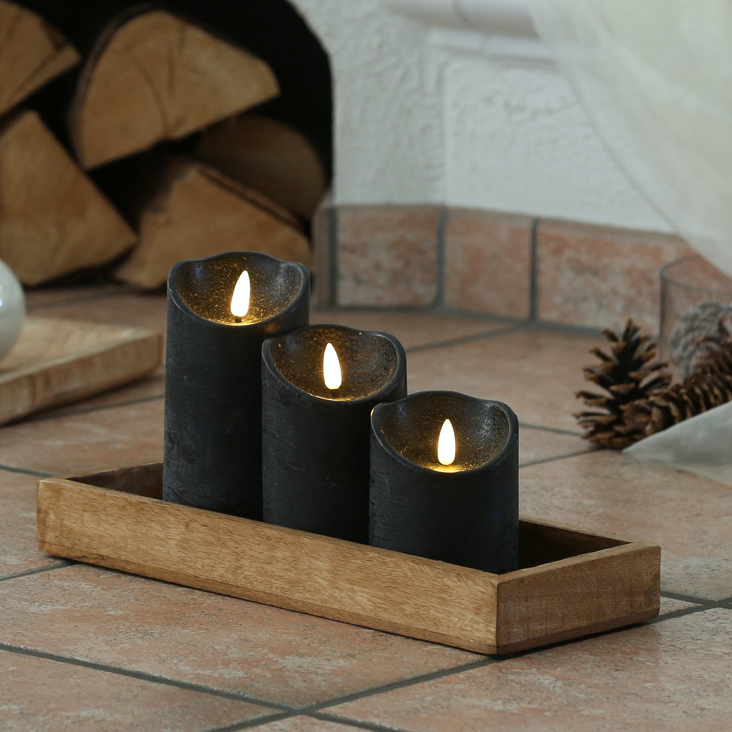 LED Stumpenkerze RUSTIC - Echtwachs - warmweisse 3D Flamme - H- 12-5cm - Batterie - Timer - schwarz