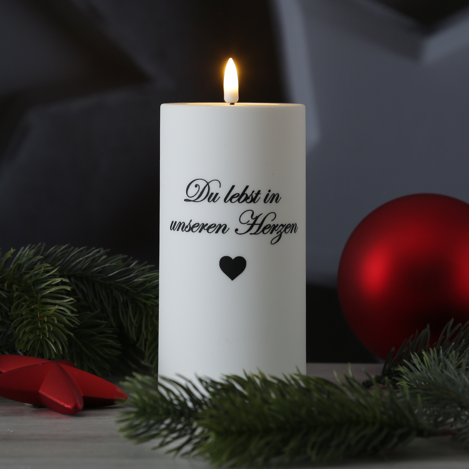 LED Grabkerze MIA - mit Schrift - Grablicht - 3D Flamme - H: 12,5cm - D: 7,5cm - weiß - für Außen LED Grabkerze MIA - mit Schrift - Grablicht - 3D Flamme - H: 12,5cm - D: 7,5cm - weiß - für Außen