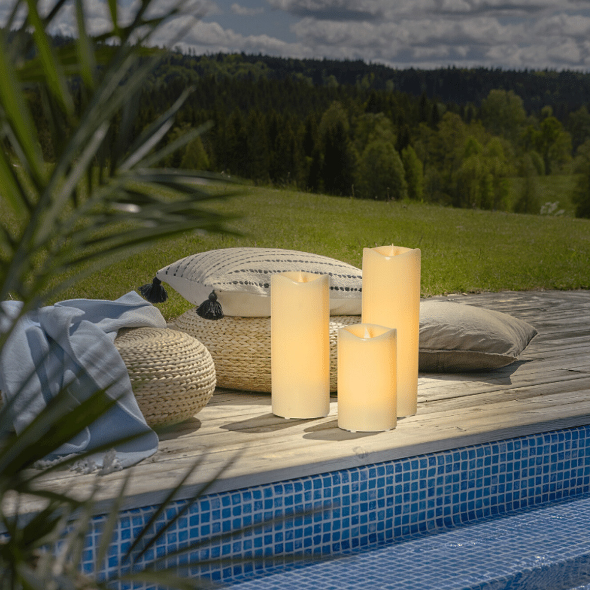 LED Stumpenkerze "Grande" - Kunststoff - flackernde warmweiße LED - H: 38cm - outdoor - beige