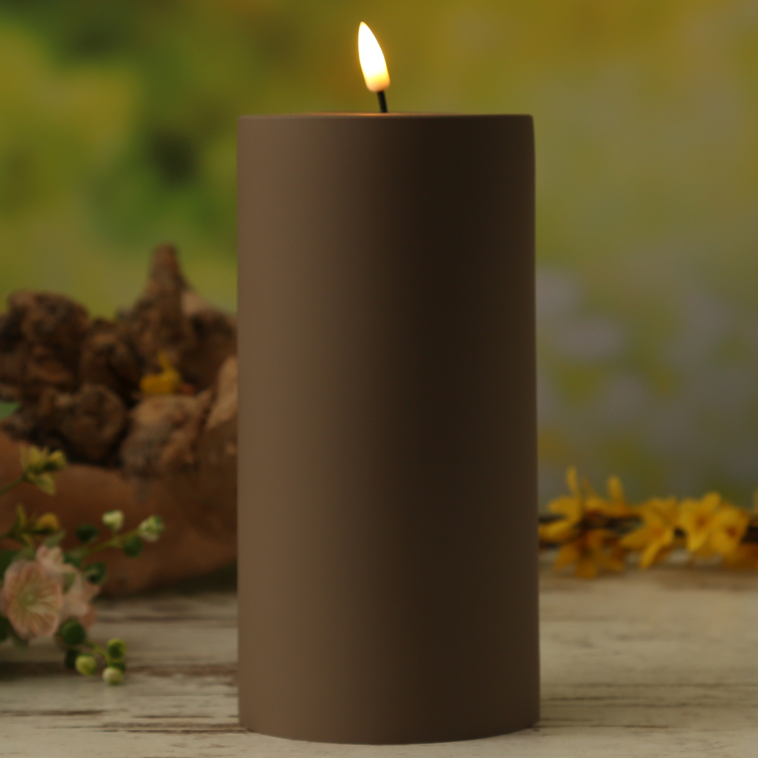 LED Stumpenkerze MIA - Kunststoff - realistische 3D Flamme - H: 20cm - D: 10cm - für Außen - mokka LED Stumpenkerze MIA - Kunststoff - realistische 3D Flamme - H: 20cm - D: 10cm - für Außen - mokka