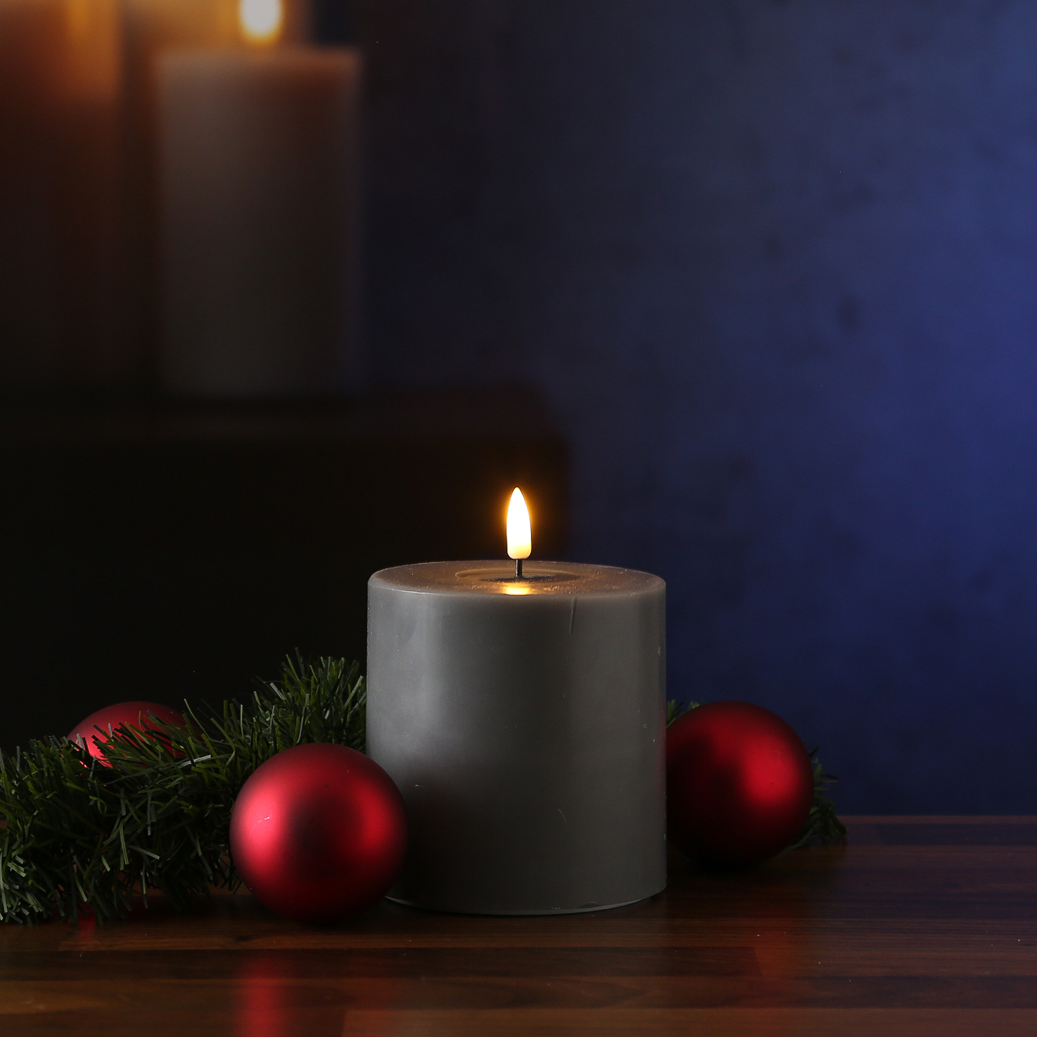 LED Stumpenkerze MIA - Echtwachs - realistische 3D Flamme - H: 10cm D:10cm - Batteriebetrieb - grau LED Stumpenkerze MIA - Echtwachs - realistische 3D Flamme - H: 10cm D:10cm - Batteriebetrieb - grau