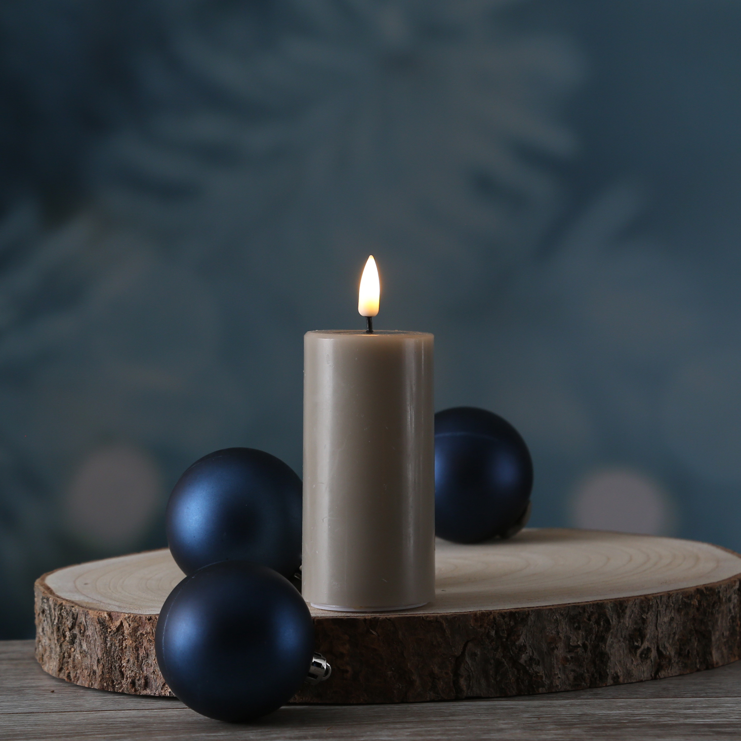 LED Stumpenkerze MIA - Echtwachs - realistische 3D Flamme - H: 10cm - D: 5cm - sand/taupe LED Stumpenkerze MIA - Echtwachs - realistische 3D Flamme - H: 10cm - D: 5cm - sand/taupe