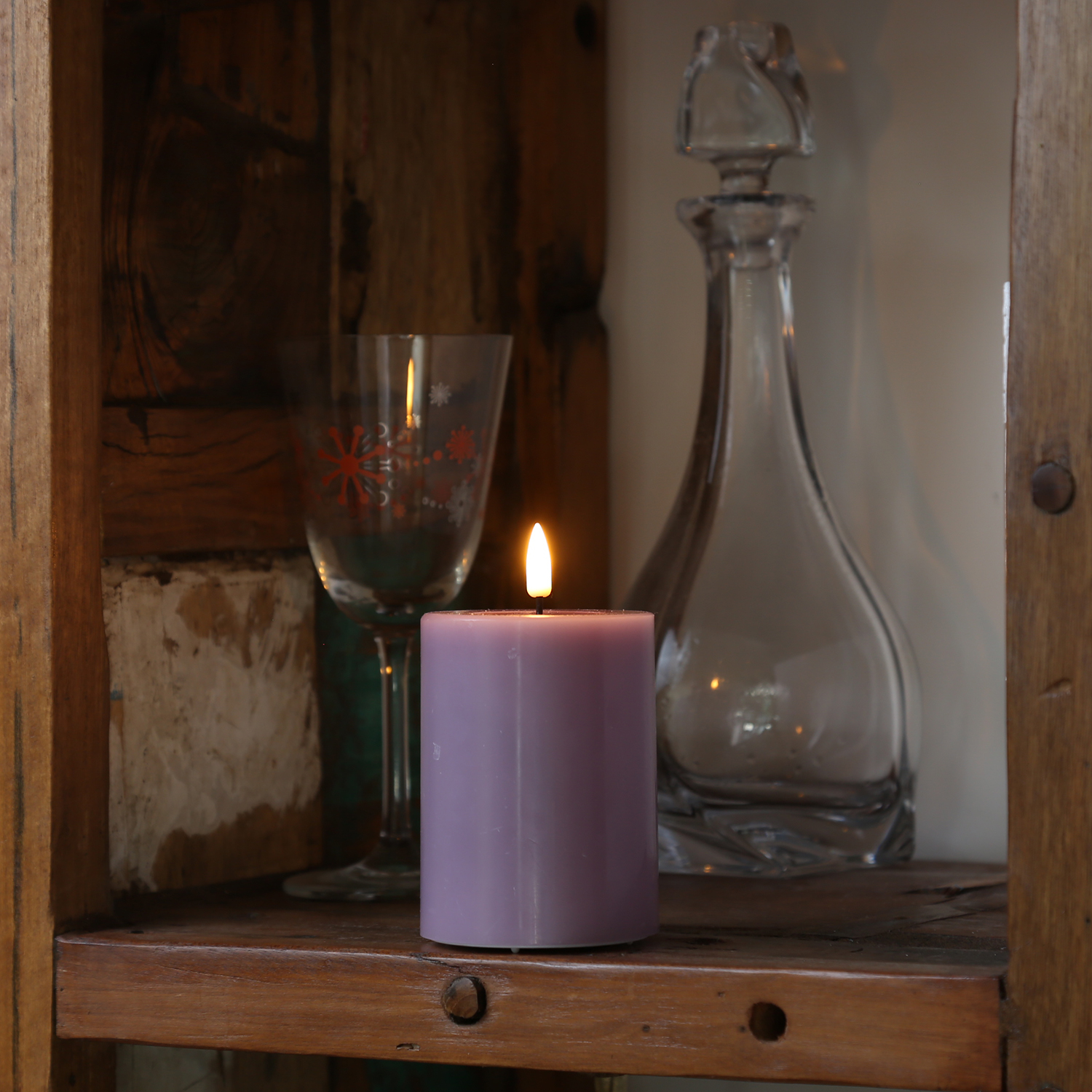 LED Stumpenkerze MIA - Echtwachs - realistische 3D Flamme - H: 10cm - Batteriebetrieb - flieder LED Stumpenkerze MIA - Echtwachs - realistische 3D Flamme - H: 10cm - Batteriebetrieb - flieder