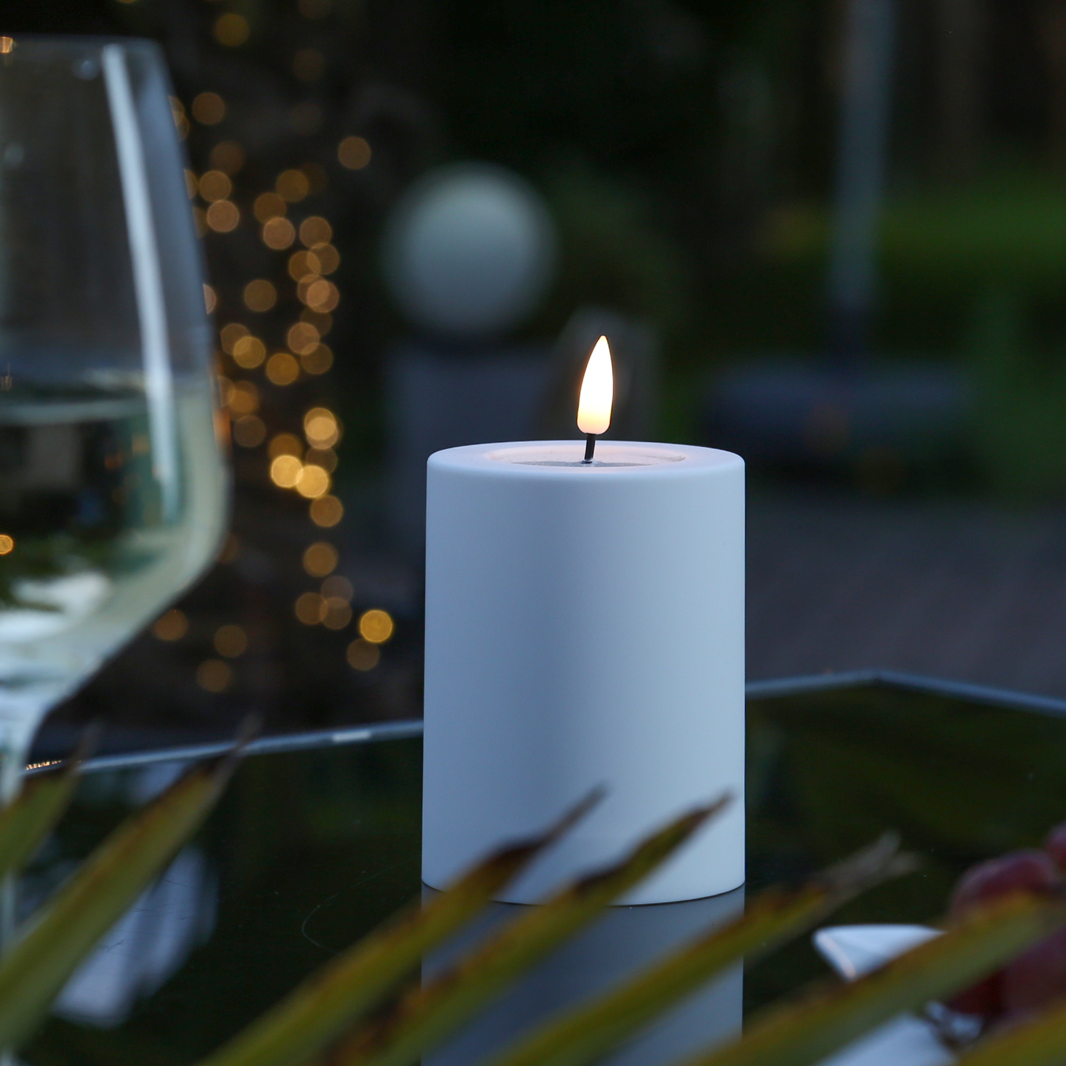 LED Stumpenkerze MIA - Kunststoff - realistische 3D Flamme - H: 10cm - outdoor - weiß LED Stumpenkerze MIA - Kunststoff - realistische 3D Flamme - H: 10cm - outdoor - weiß