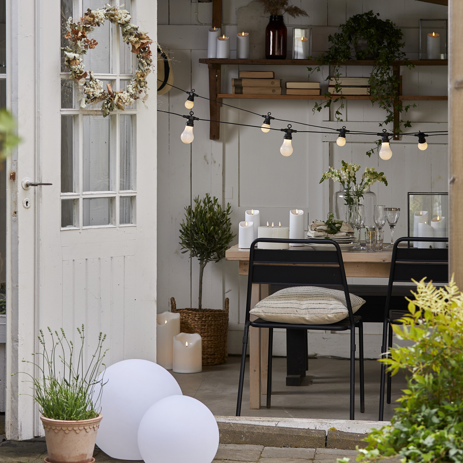 LED Stumpenkerze Flamme - Kunststoff - warmweiße 3D Flamme - H: 30cm - Timer - für Außen - weiß LED Stumpenkerze Flamme - Kunststoff - warmweiße 3D Flamme - H: 30cm - Timer - für Außen - weiß