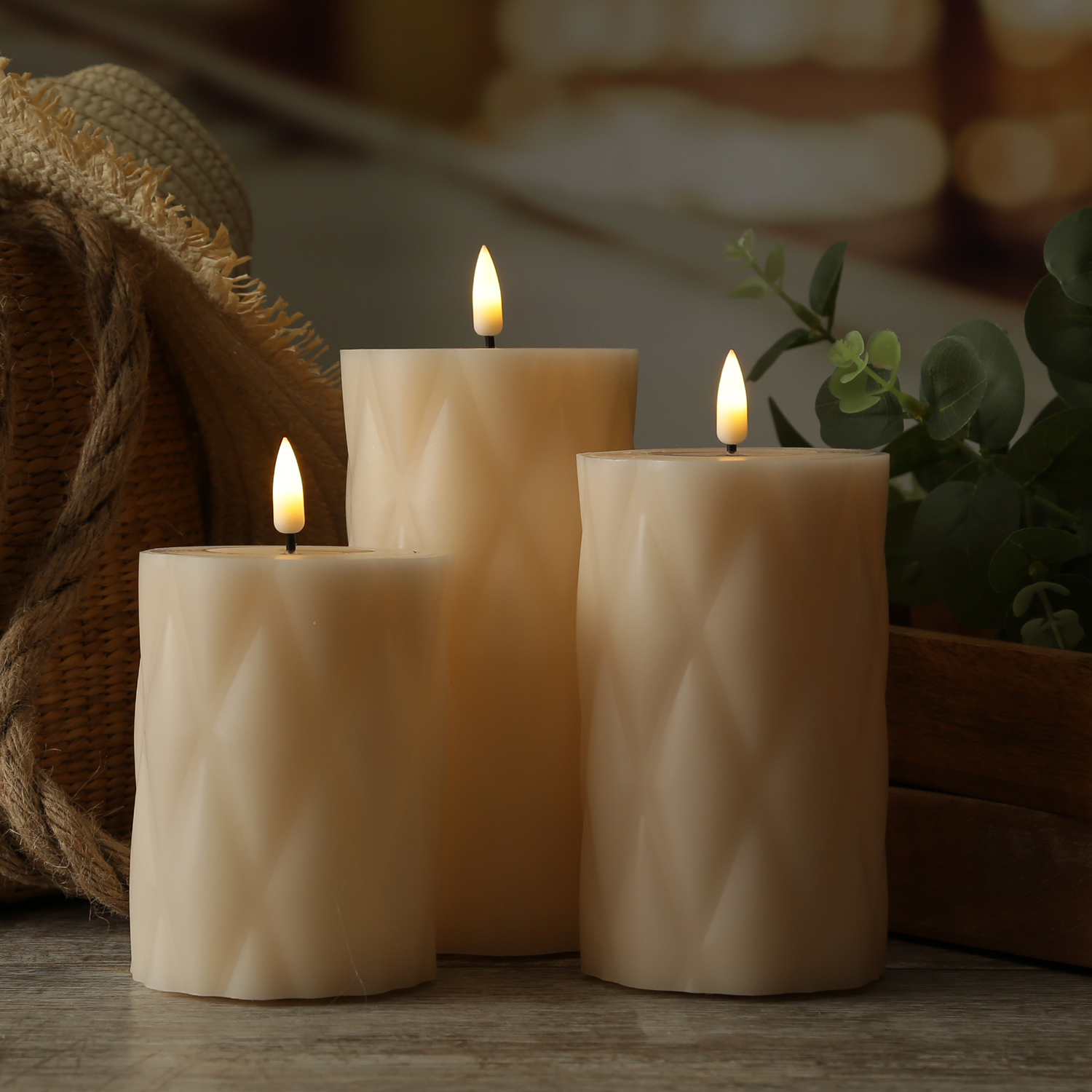 LED Stumpenkerze MIA - Rautenmuster - Echtwachs - 3D Flamme - H: 10cm - D: 7,5cm - creme