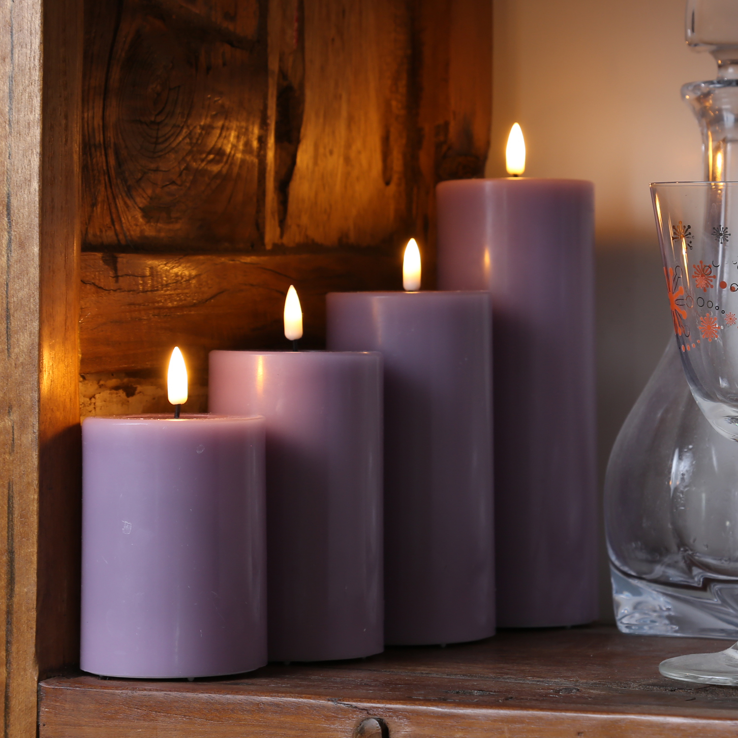 LED Stumpenkerze MIA - Echtwachs - realistische 3D Flamme - H: 15cm - Batteriebetrieb - flieder LED Stumpenkerze MIA - Echtwachs - realistische 3D Flamme - H: 15cm - Batteriebetrieb - flieder