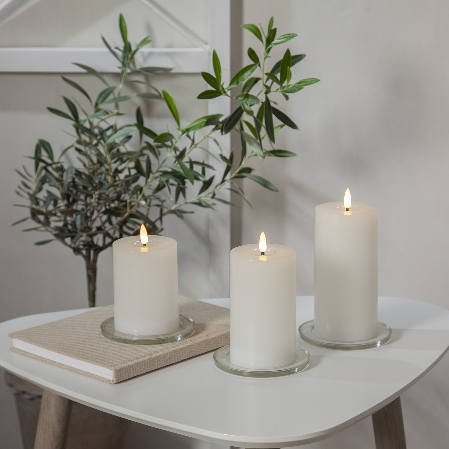 LED Stumpenkerze LINA - Echtwachs - realistische 3D Flamme - H: 12,5cm - Batterie - Timer - weiß