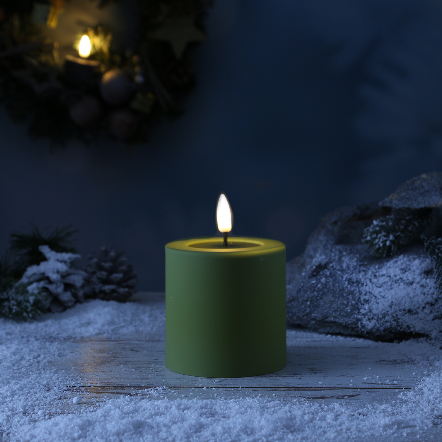 LED Stumpenkerze MIA - Kunststoff - realistische 3D Flamme - H: 10cm - f. Außen - grün LED Stumpenkerze MIA - Kunststoff - realistische 3D Flamme - H: 10cm - f. Außen - grün